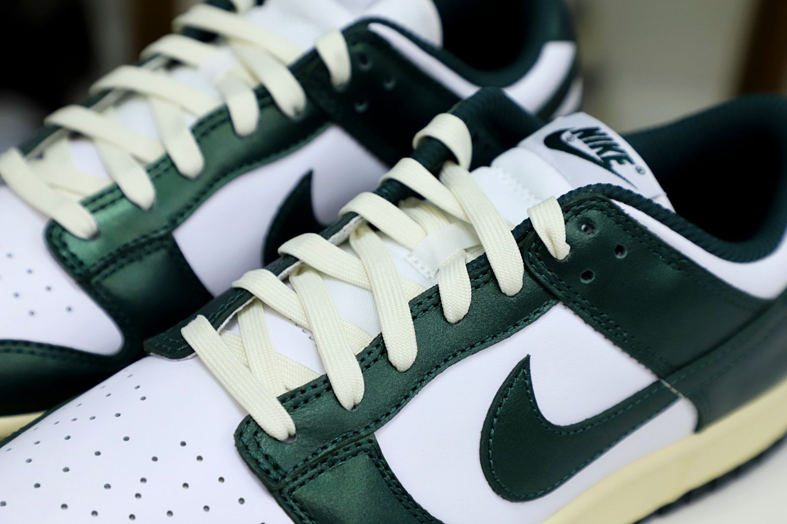 NIKE WMNS DUNK LOW 'VINTAGE GREEN'