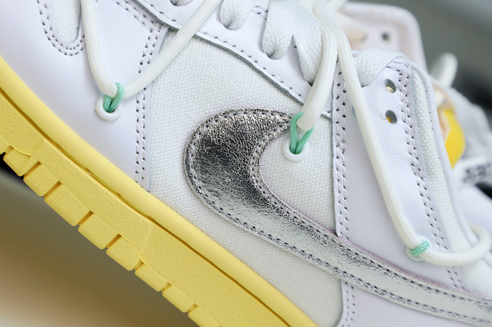 Off-White x Nike Dunk Low 