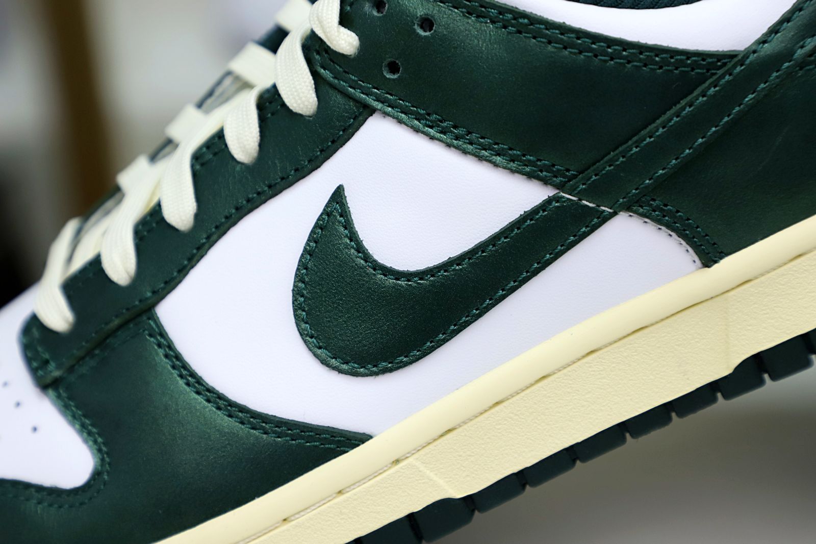 NIKE WMNS DUNK LOW 'VINTAGE GREEN'