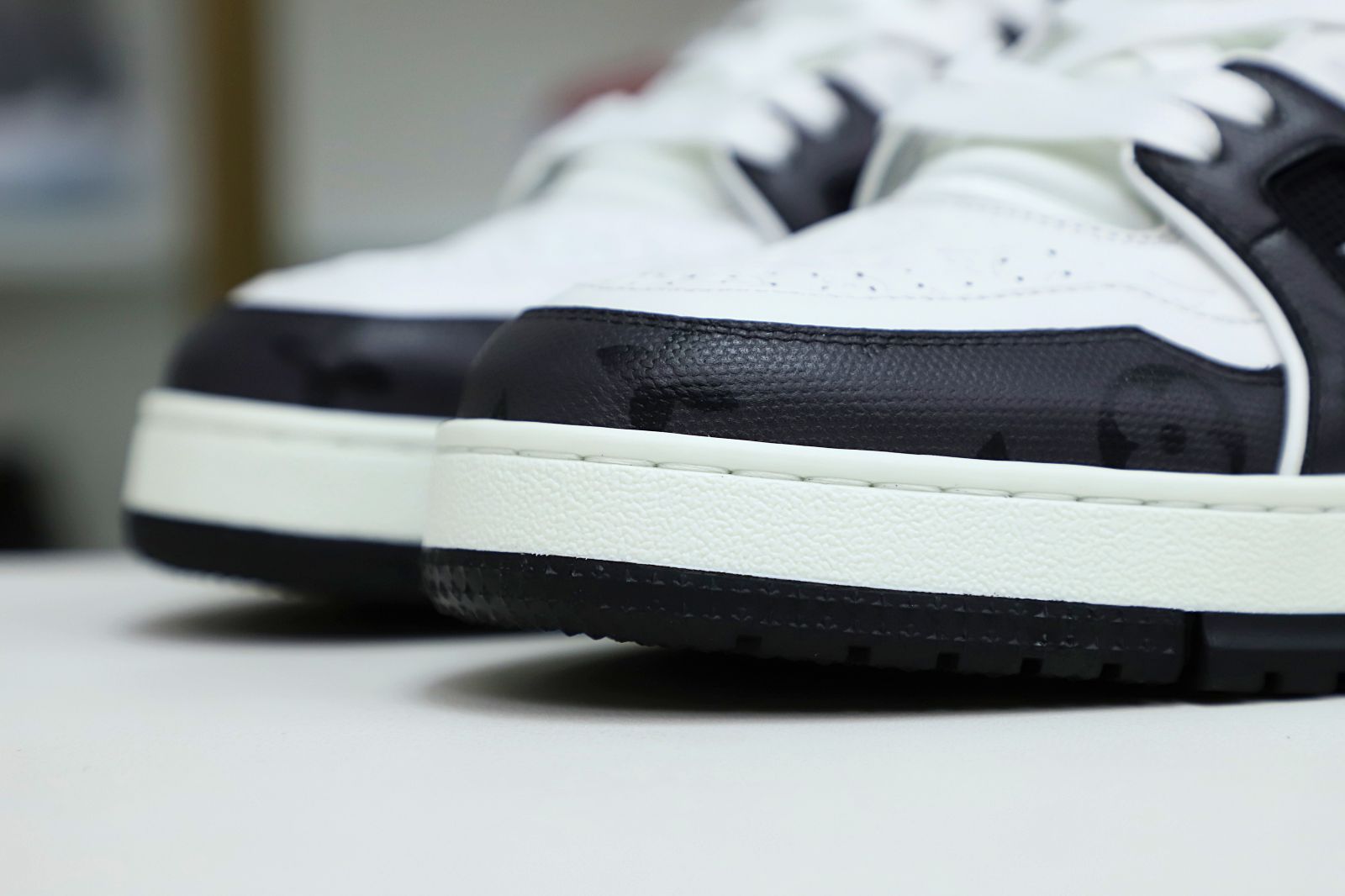 Louis Vuitton  LV   Trainer