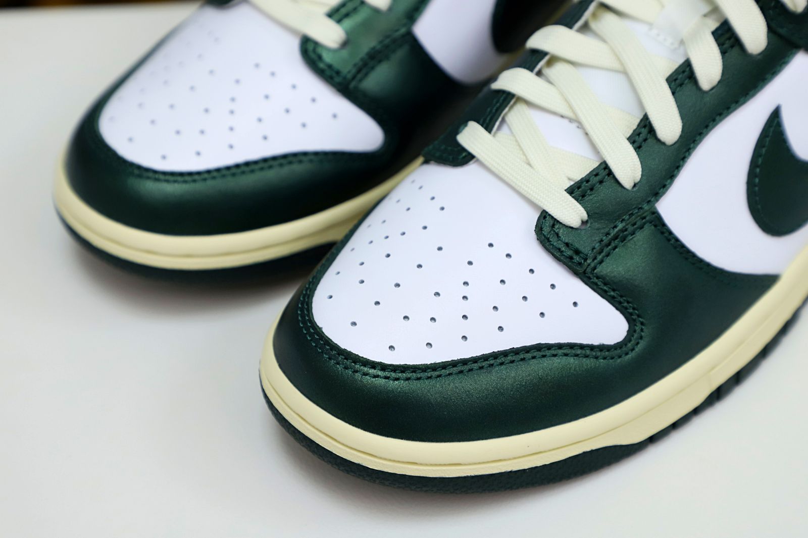 NIKE WMNS DUNK LOW 'VINTAGE GREEN'