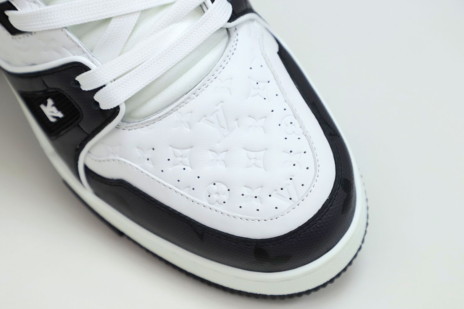 Louis Vuitton  LV   Trainer