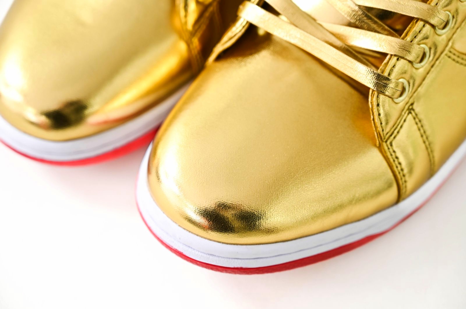 Never Surrender Trump sneakers MAGA.1