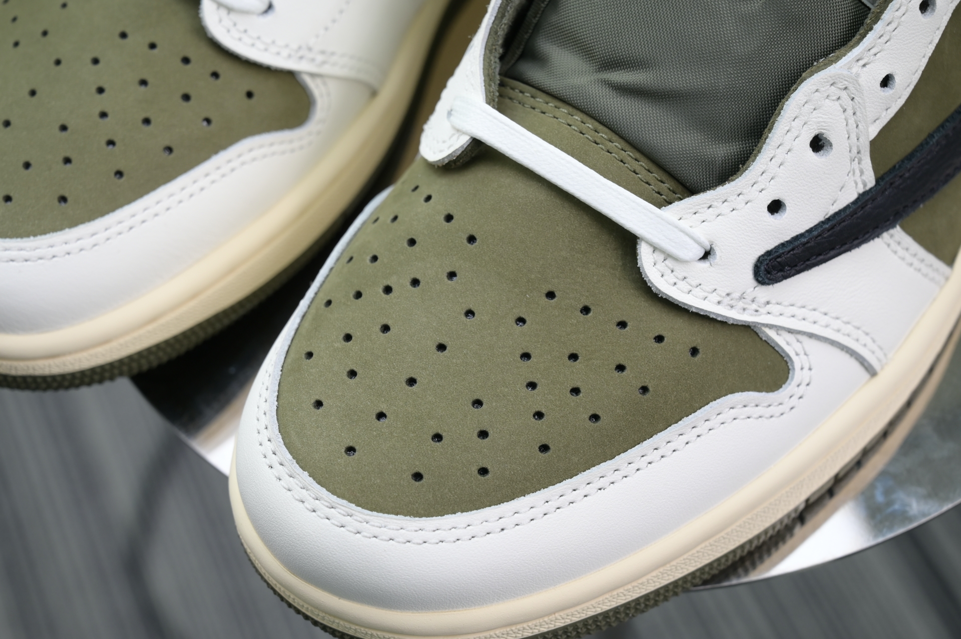 Travis Scott x Jordan Air Jordan 1 Low OG “Medium Olive”