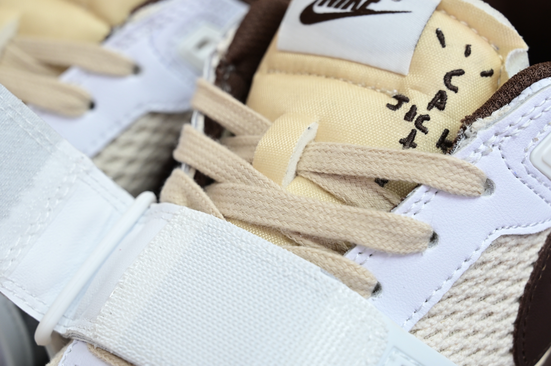 Travis Scott x Nike ZOOM Field JAXX“White/ Light Chocolate”HQ3073-100