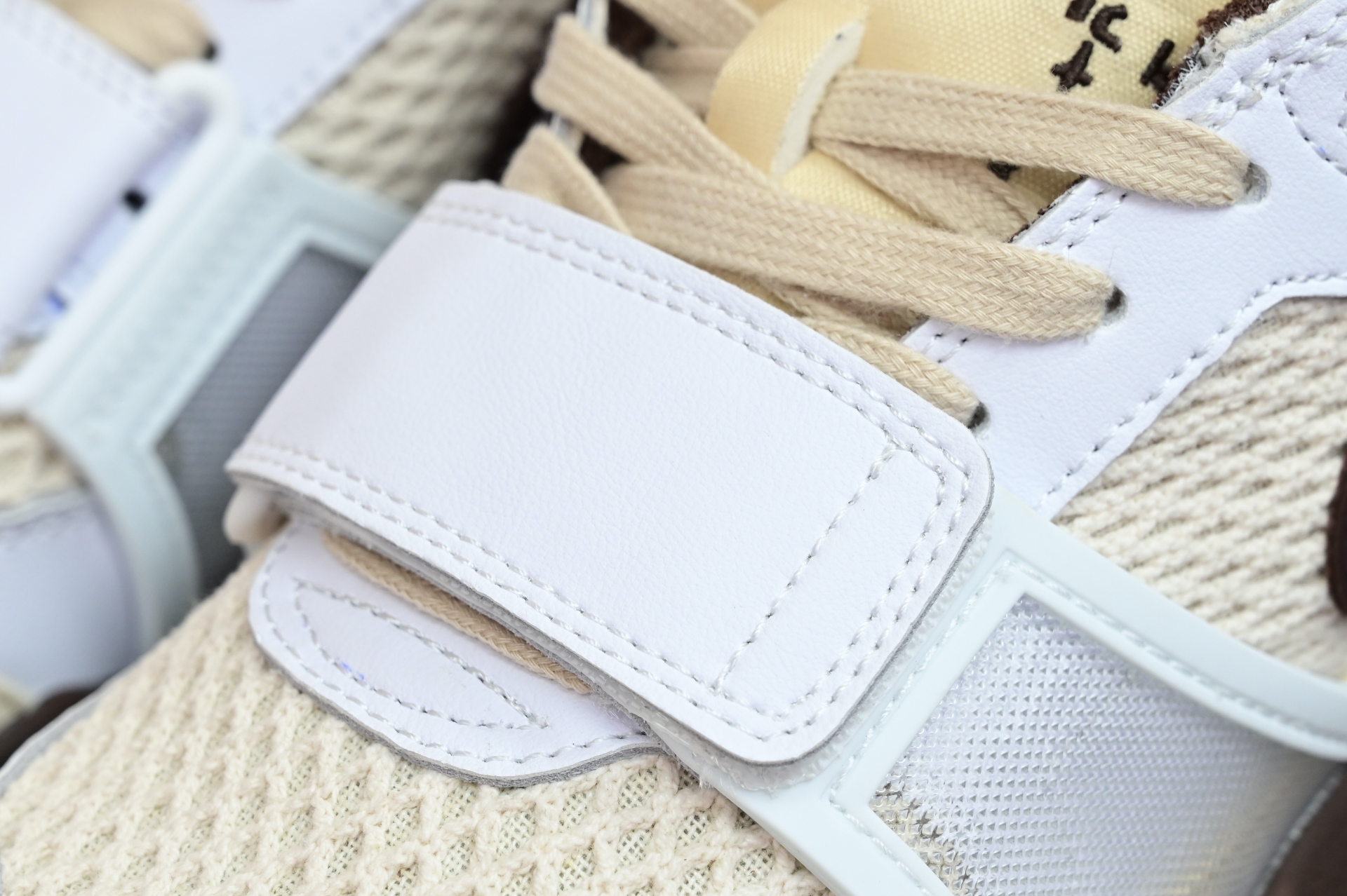 Travis Scott x Nike ZOOM Field JAXX“White/ Light Chocolate”HQ3073-100