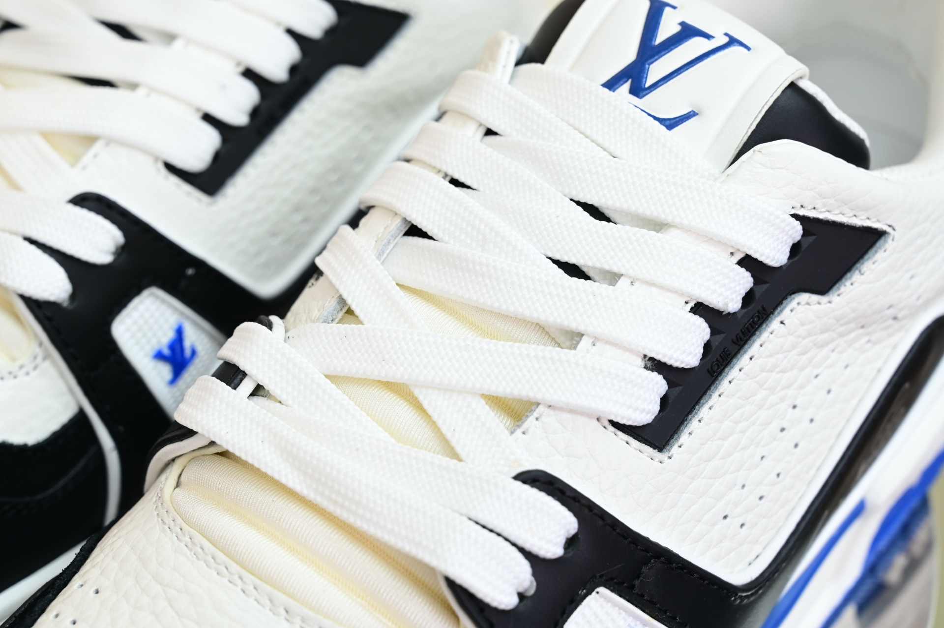 Louis Vuitton  LV   Trainer