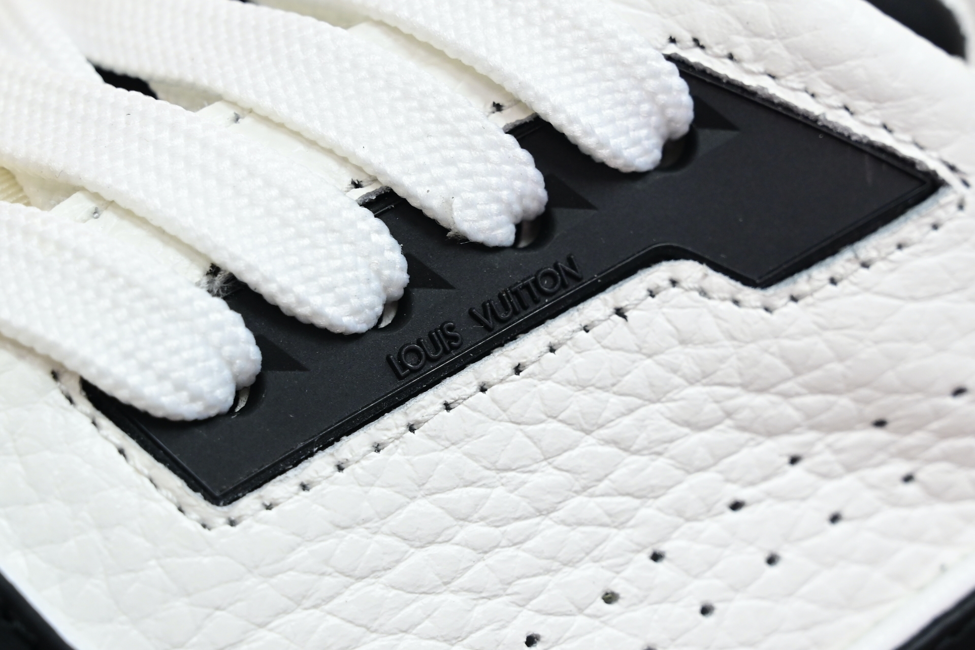 Louis Vuitton  LV   Trainer