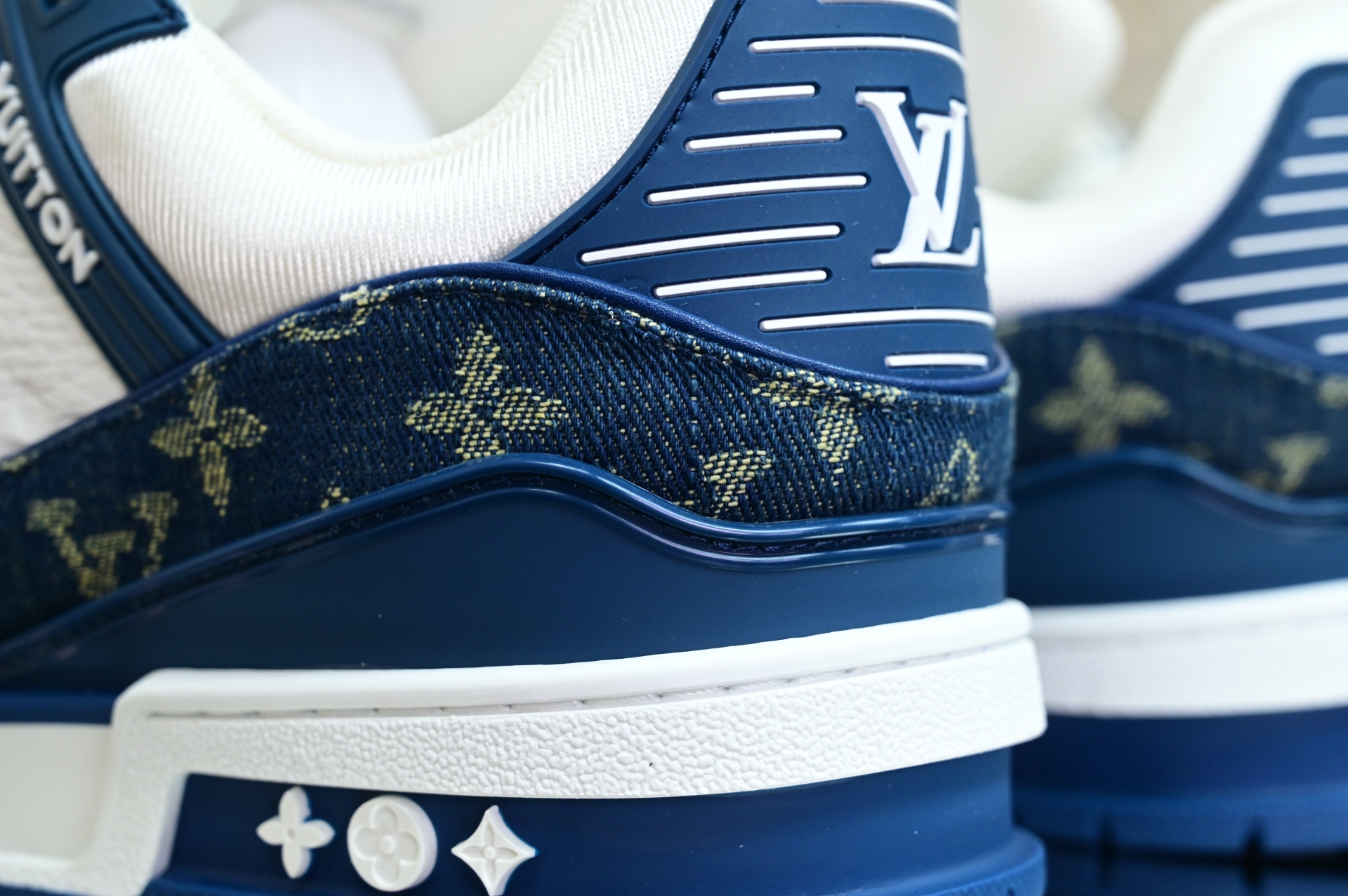 Louis Vuitton  LV    Trainer