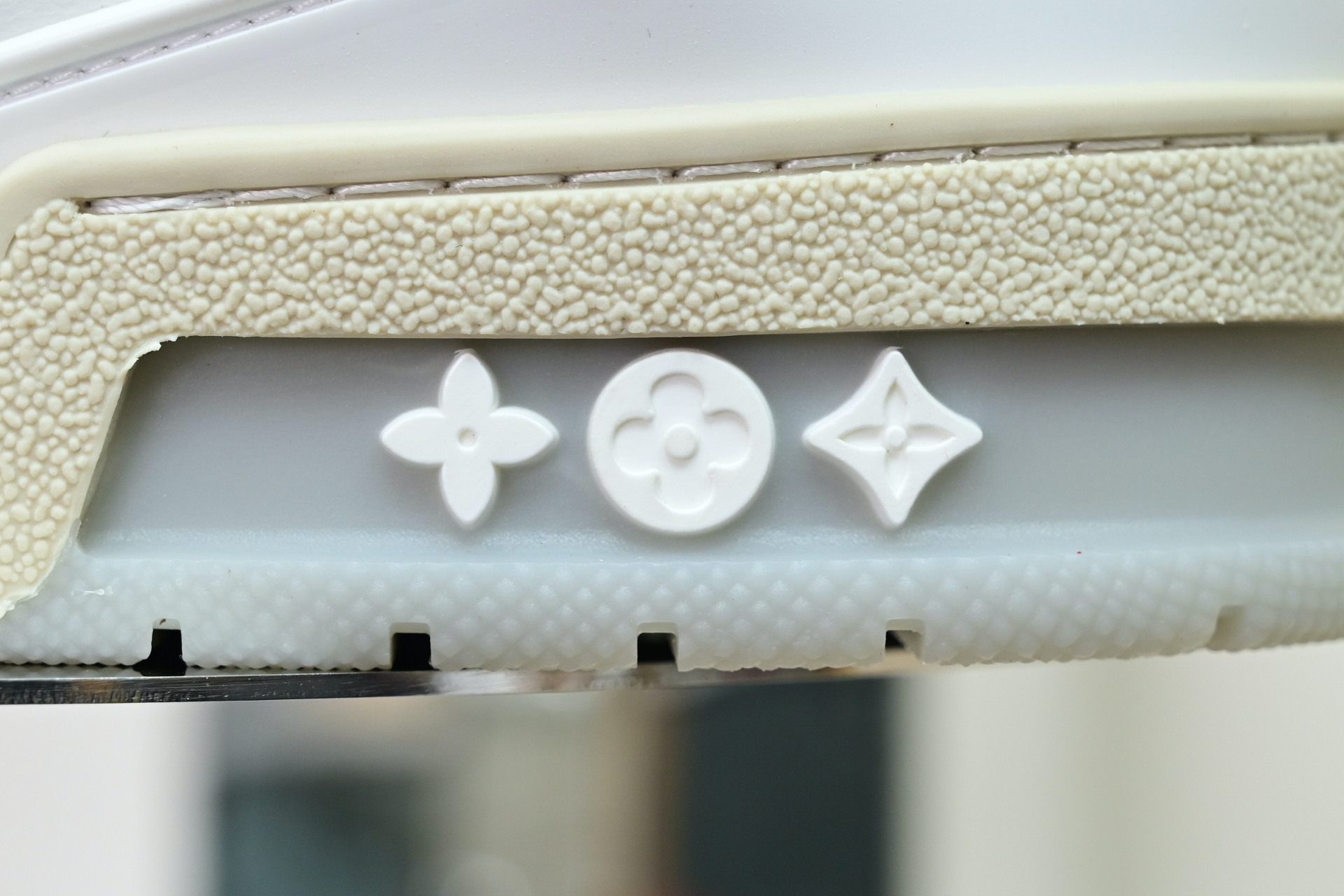 Louis Vuitton  LV   Trainer