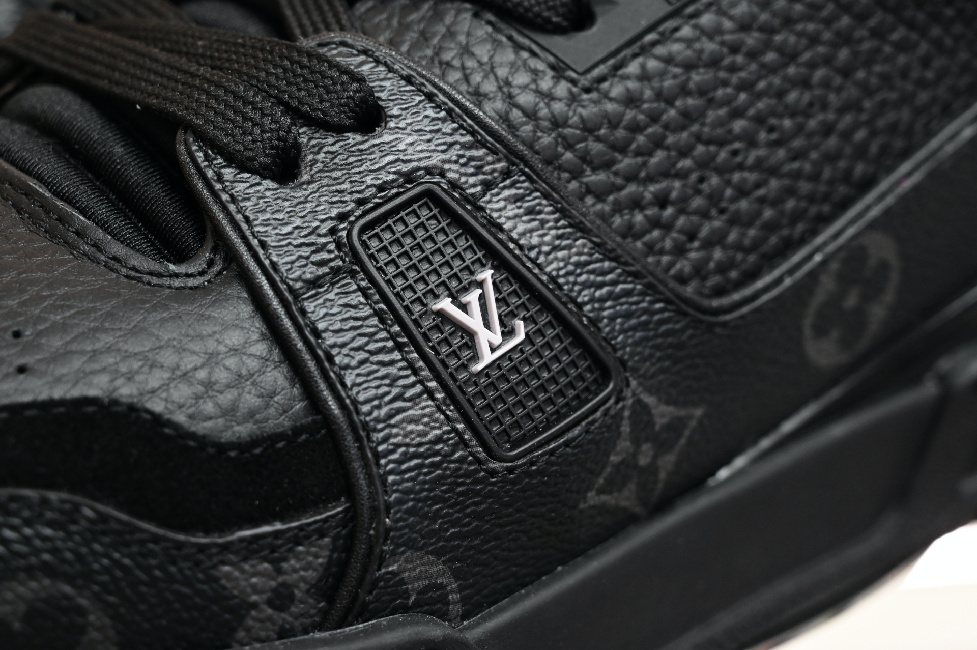 Louis Vuitton  LV   Trainer