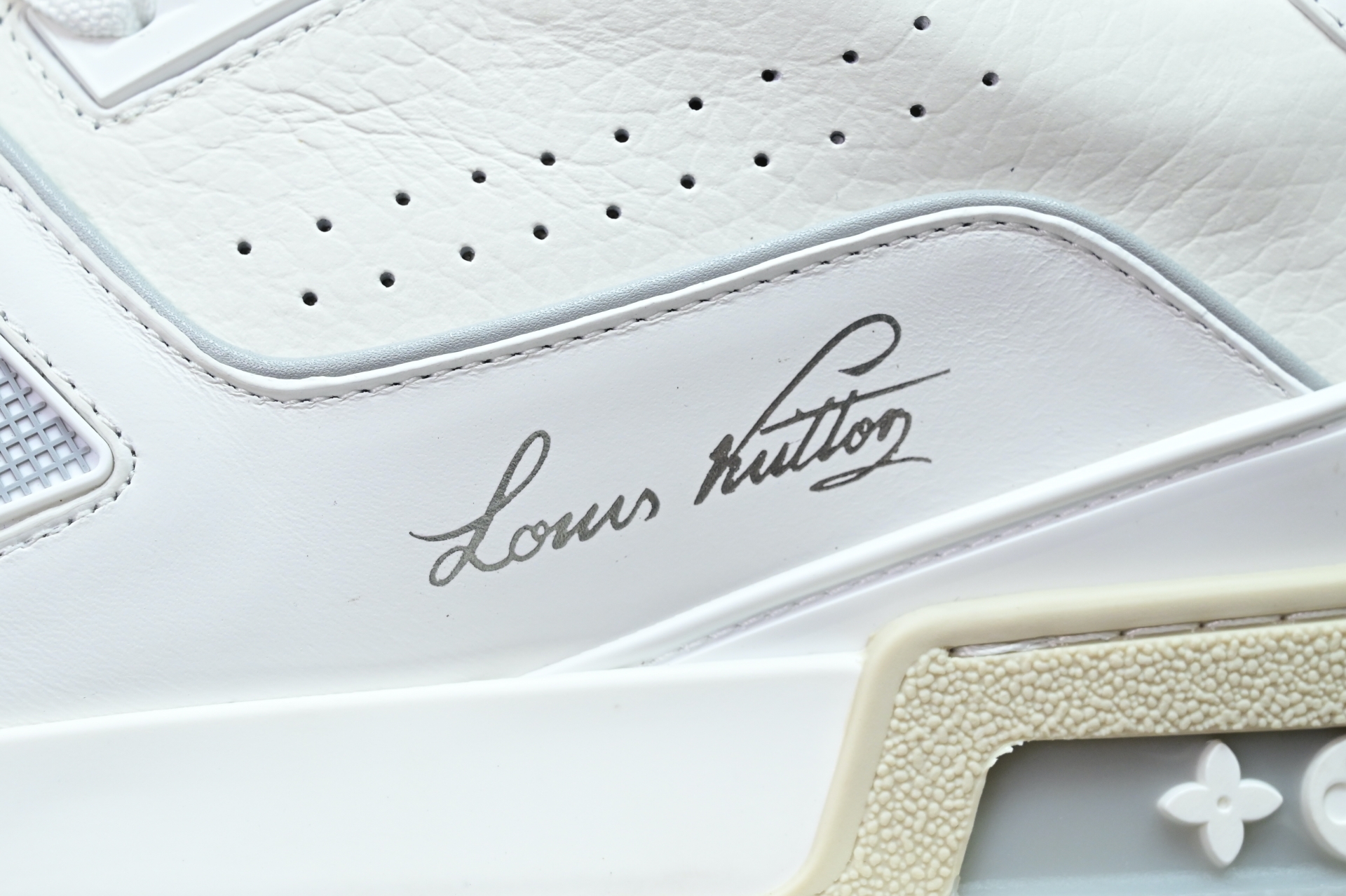 Louis Vuitton  LV   Trainer