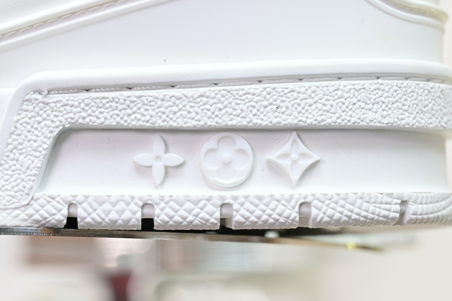 Louis Vuitton  LV   Trainer