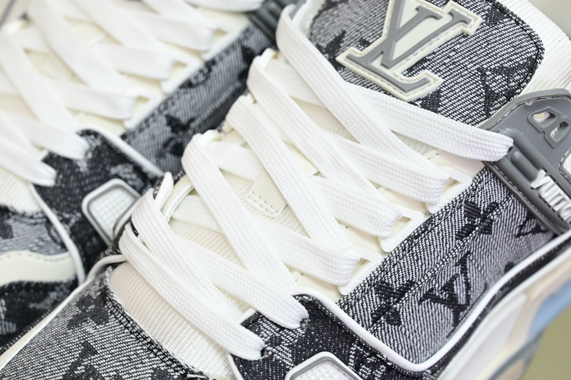 Louis Vuitton  LV   Trainer