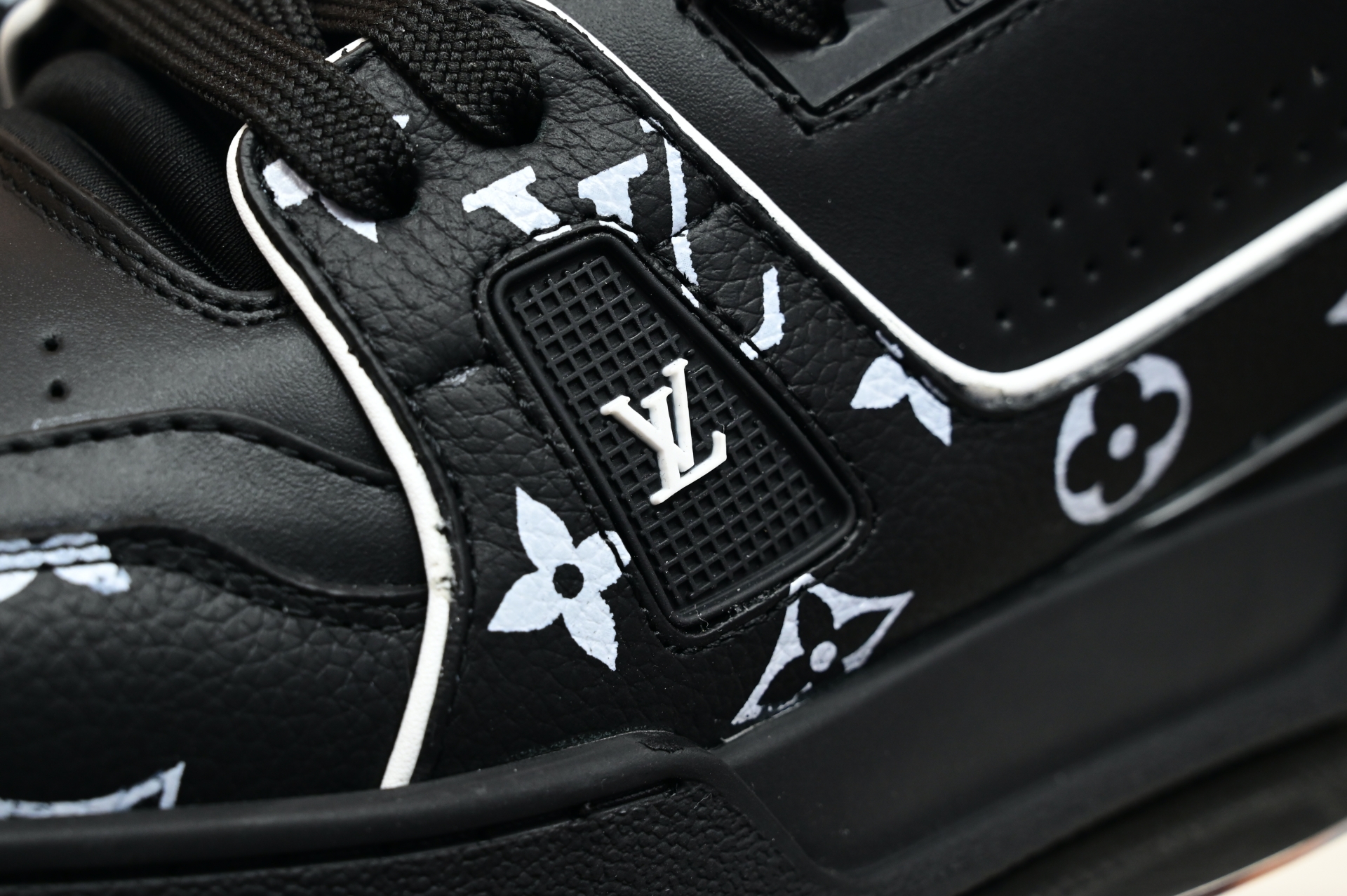 Louis Vuitton  LV   Trainer