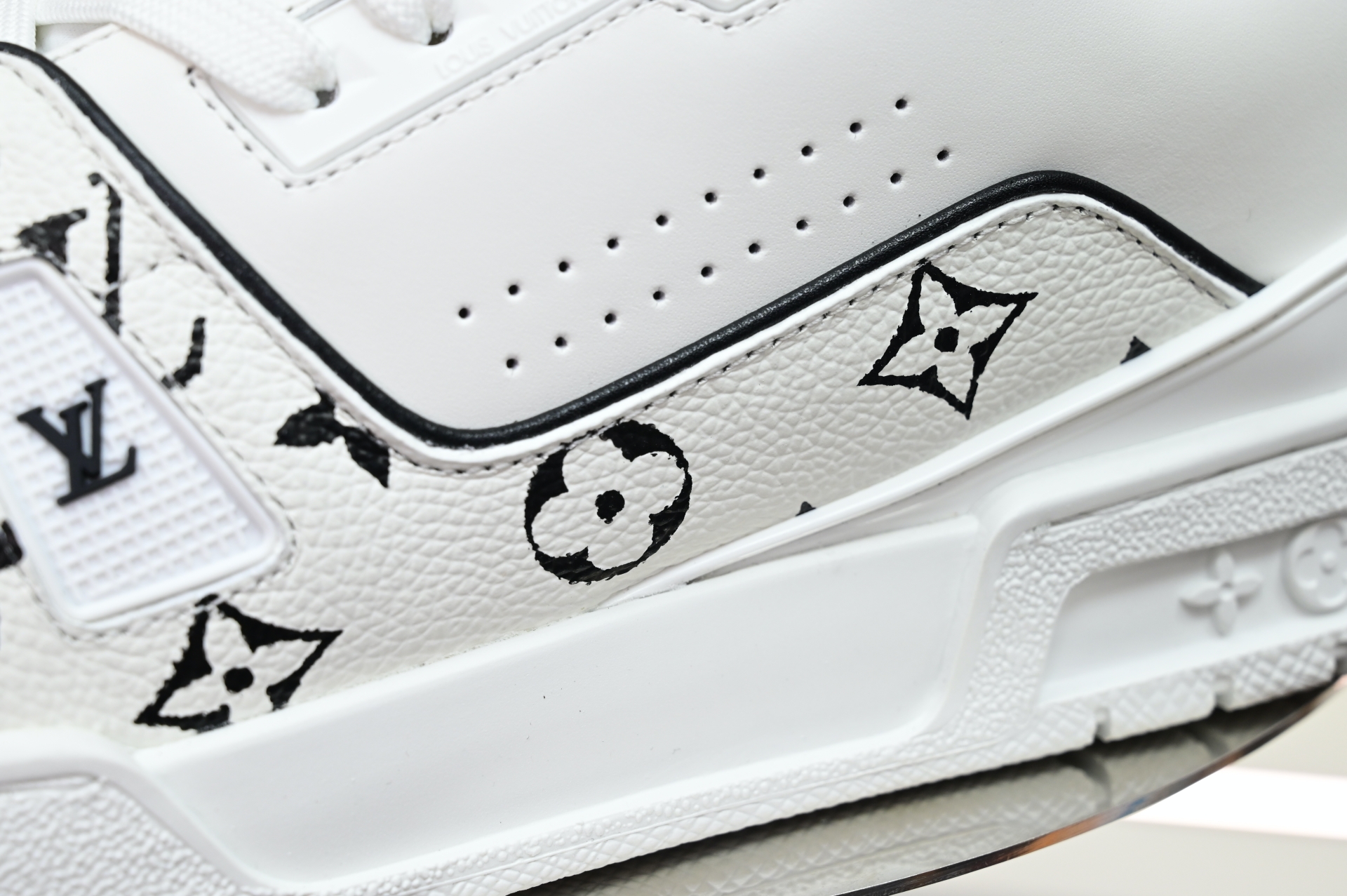 Louis Vuitton  LV   Trainer