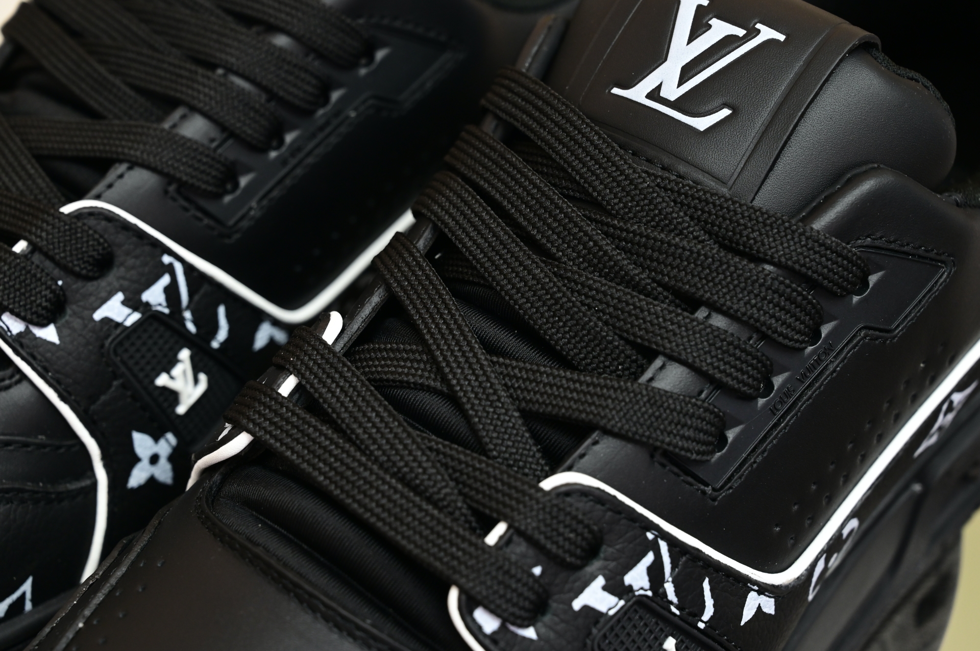 Louis Vuitton  LV   Trainer