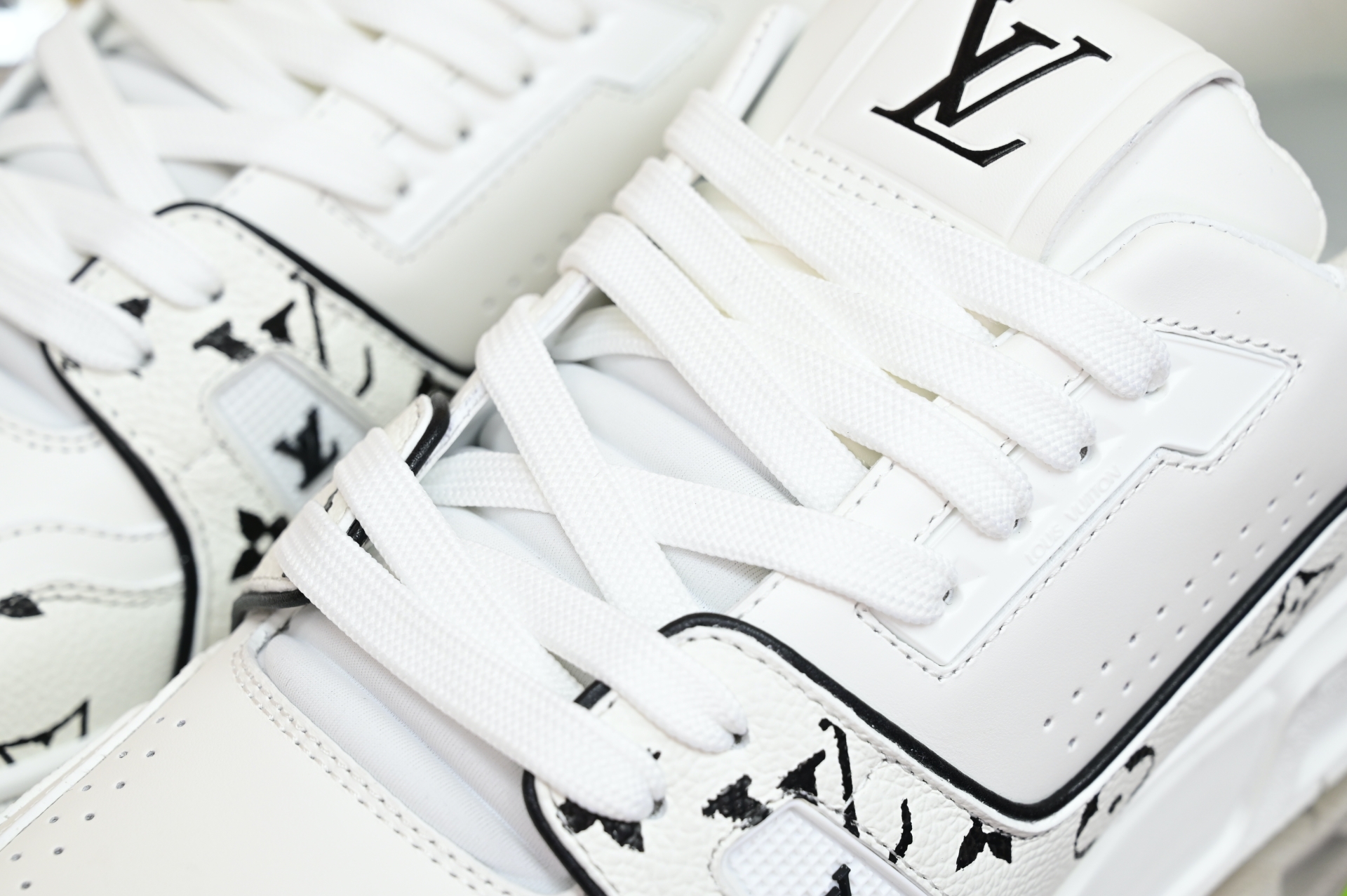 Louis Vuitton  LV   Trainer