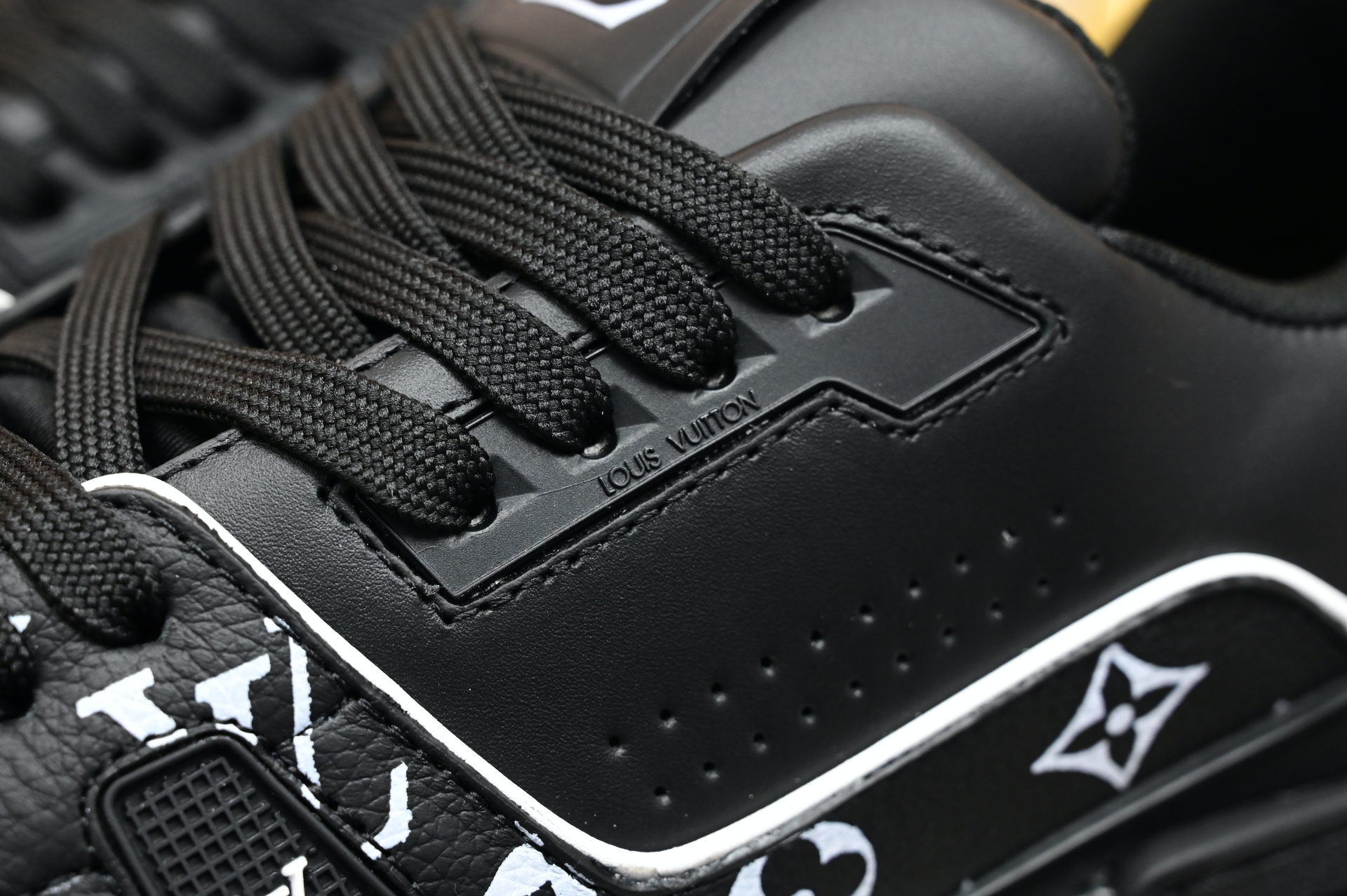 Louis Vuitton  LV   Trainer