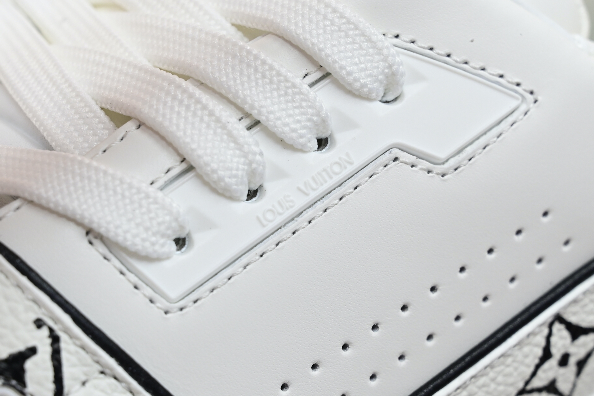 Louis Vuitton  LV   Trainer