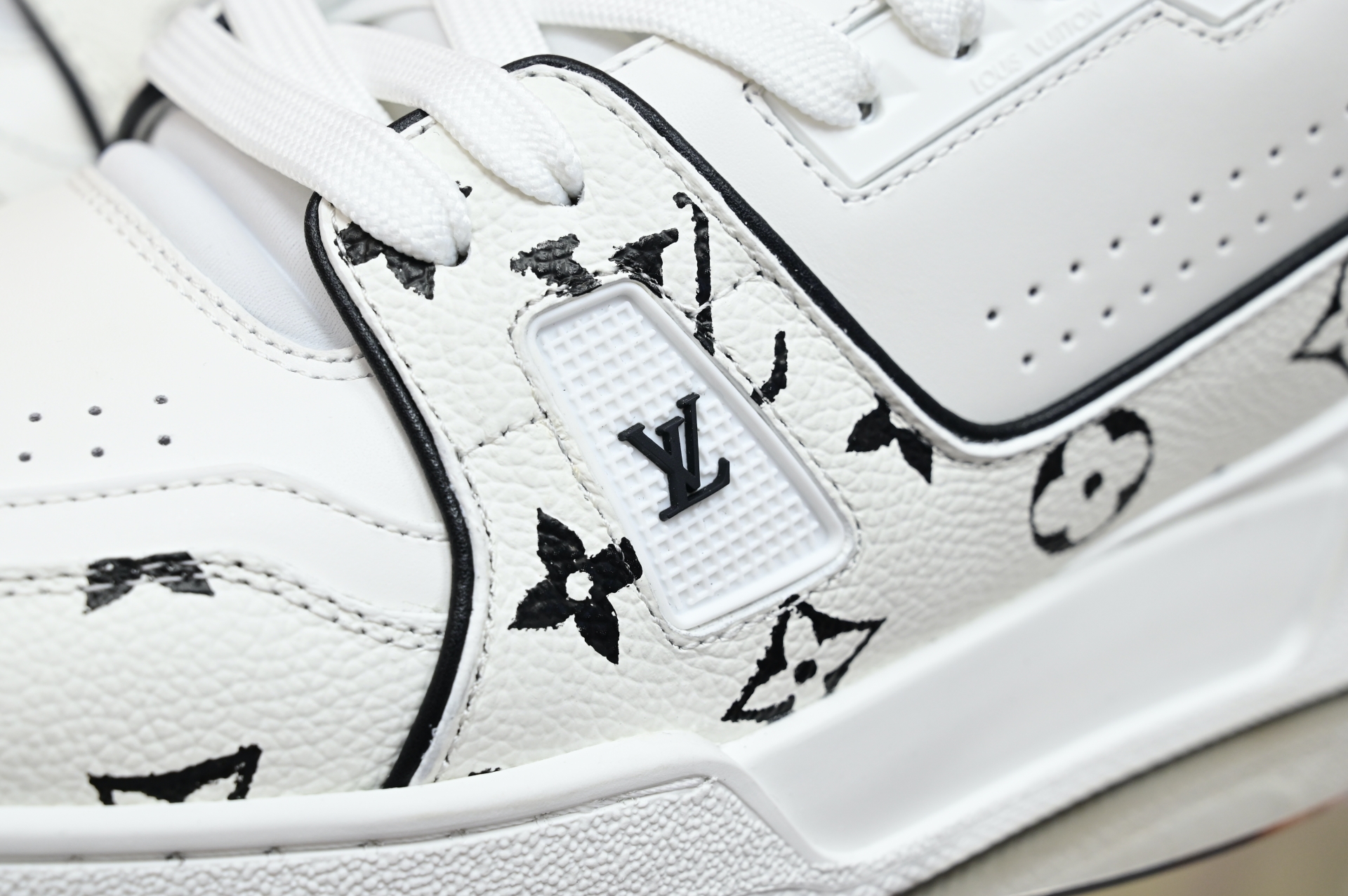Louis Vuitton  LV   Trainer