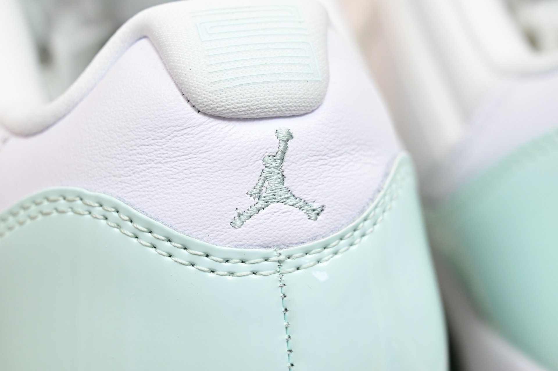 Air Jordan 11 LOW  AH7860-103