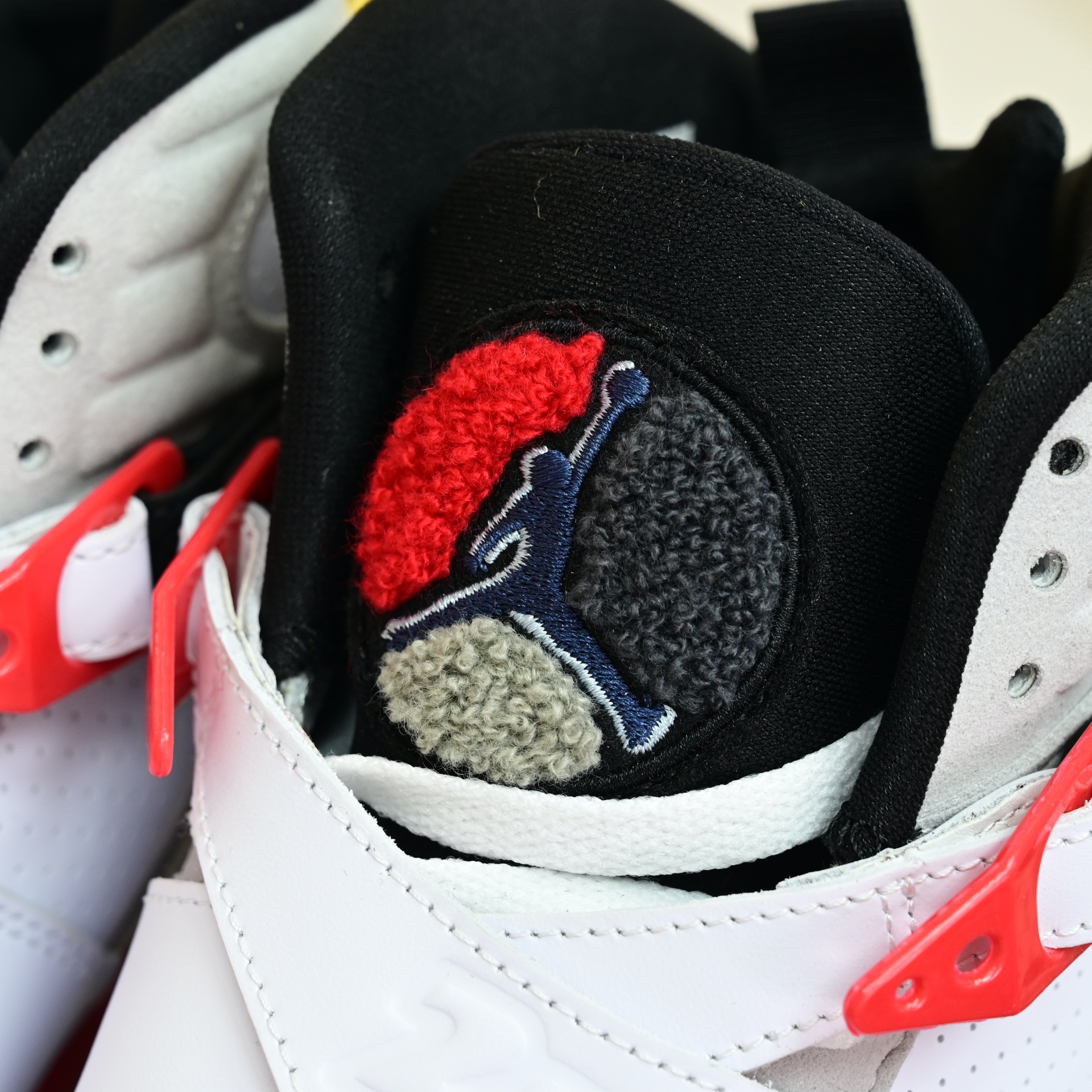 Air Jordan 8 Retro Bugs Bunny  305381-103