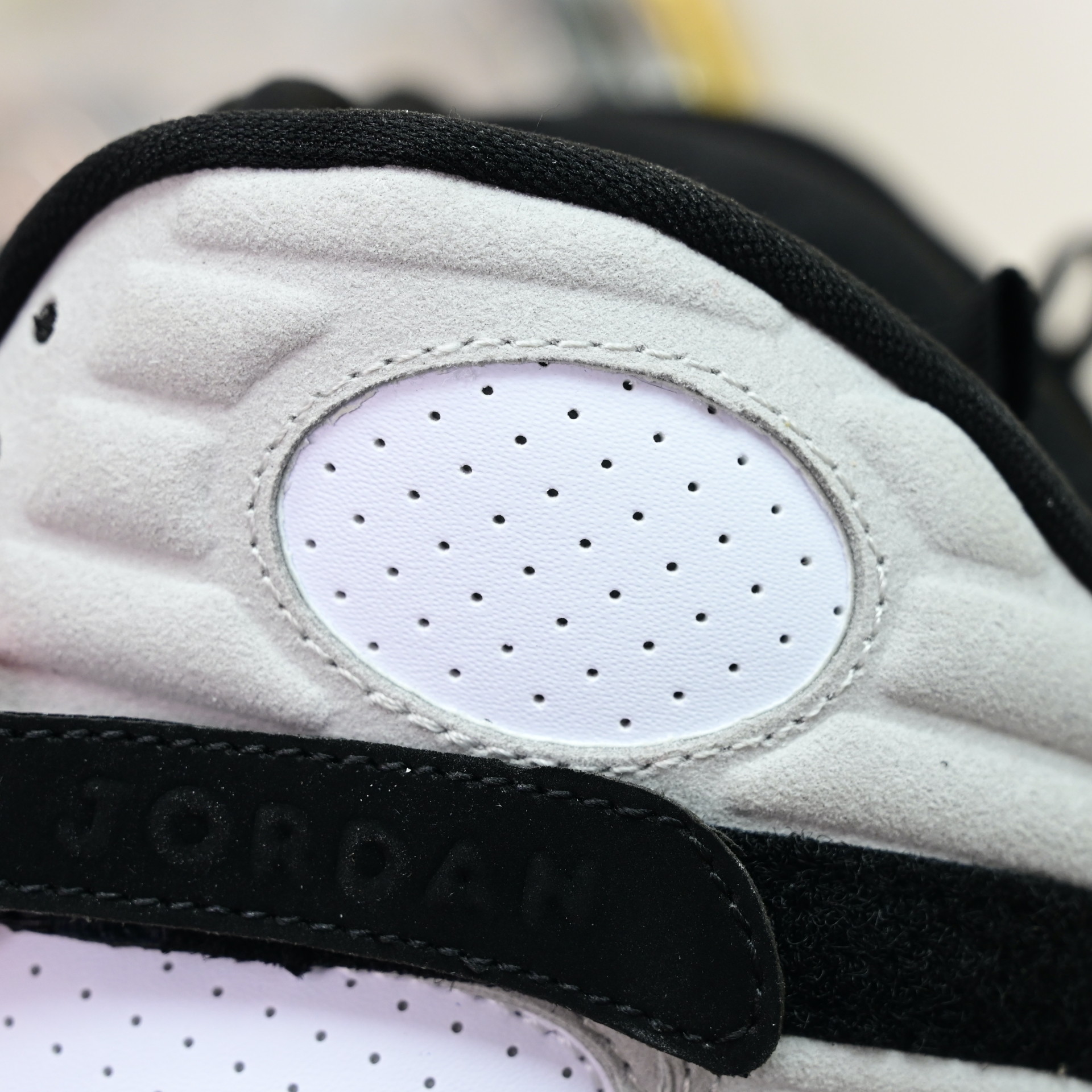 Air Jordan 8 Retro Bugs Bunny  305381-103