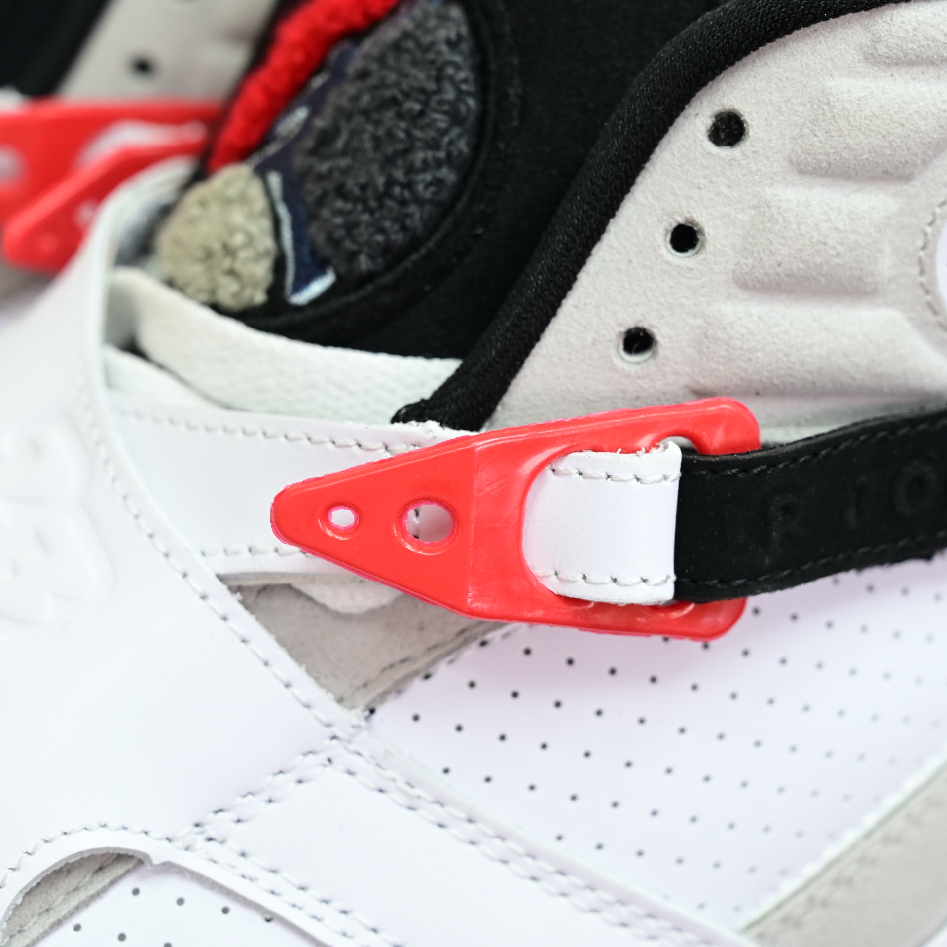 Air Jordan 8 Retro Bugs Bunny  305381-103