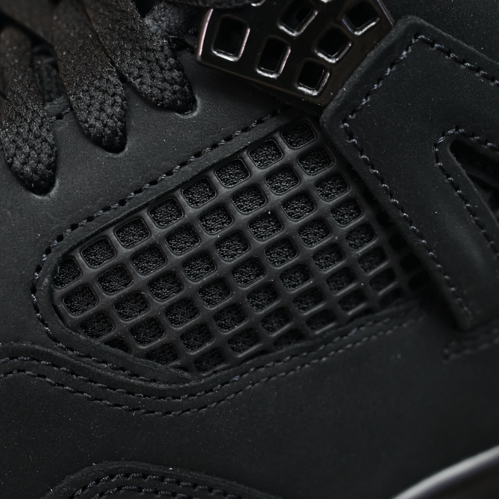 AIR JORDAN 4 RETRO 'BLACK CAT' 2025   FV5029-010