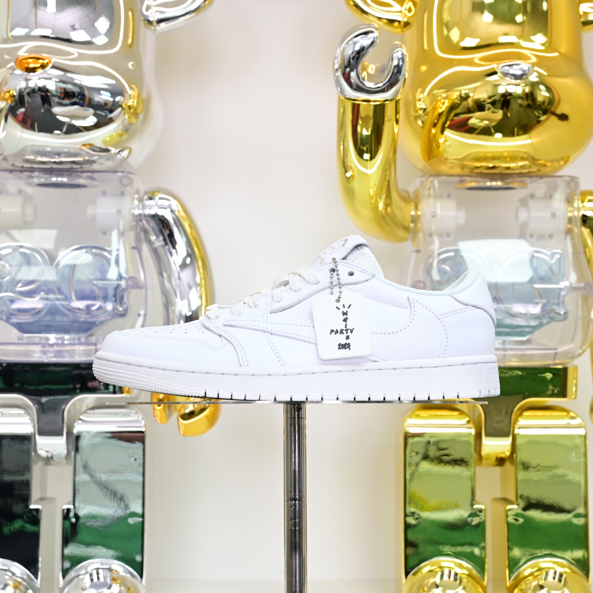 Travis Scott  x Air Jordan 1 TD1228-111