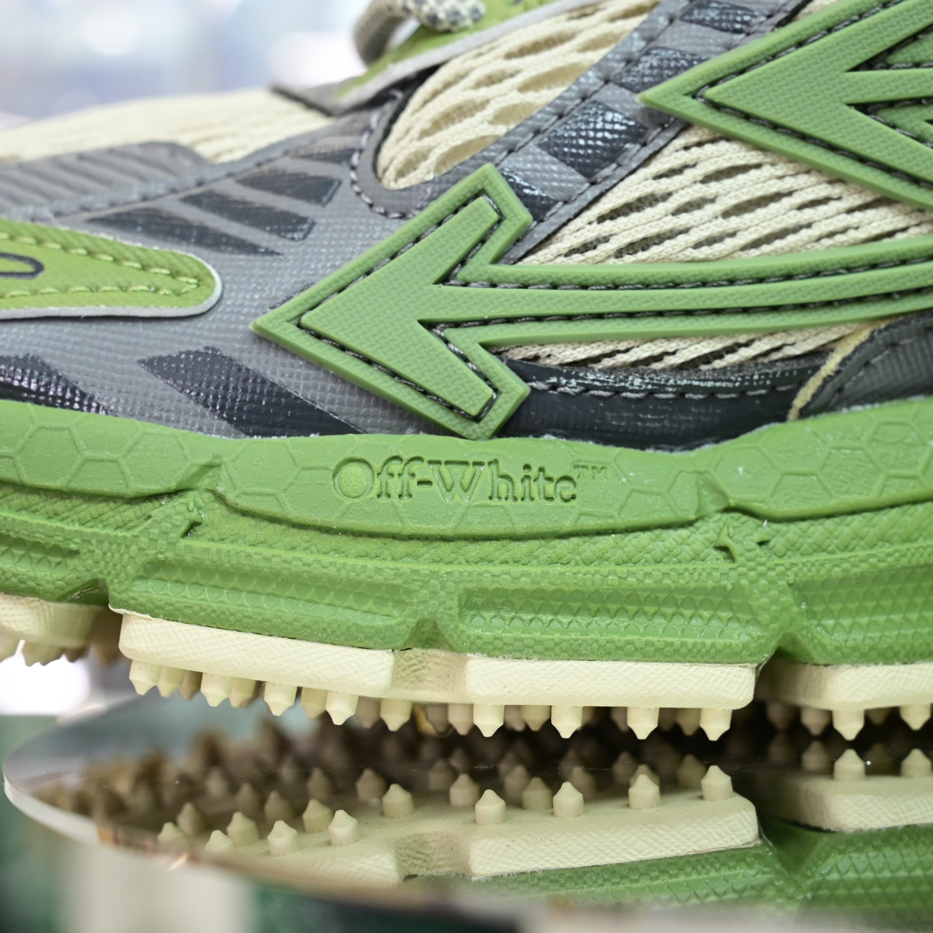 OFF-WHITE BE RIGHT BACK