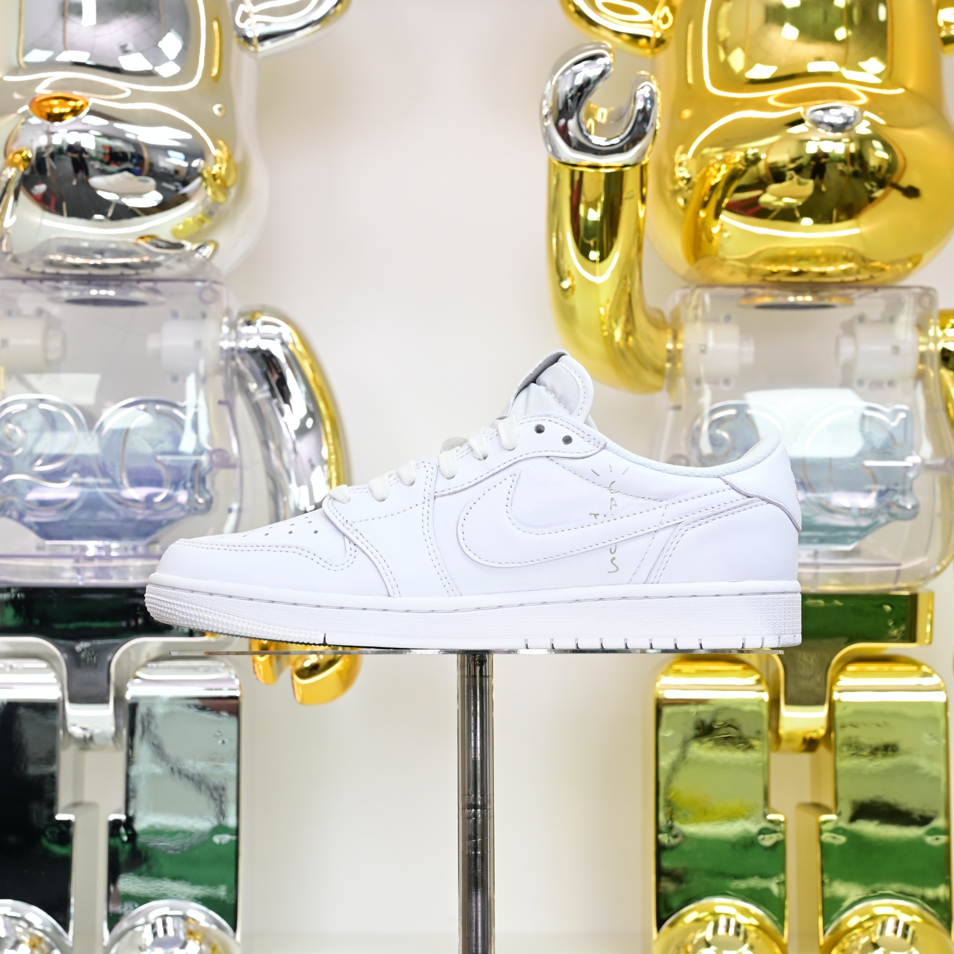 Travis Scott  x Air Jordan 1 TD1228-111