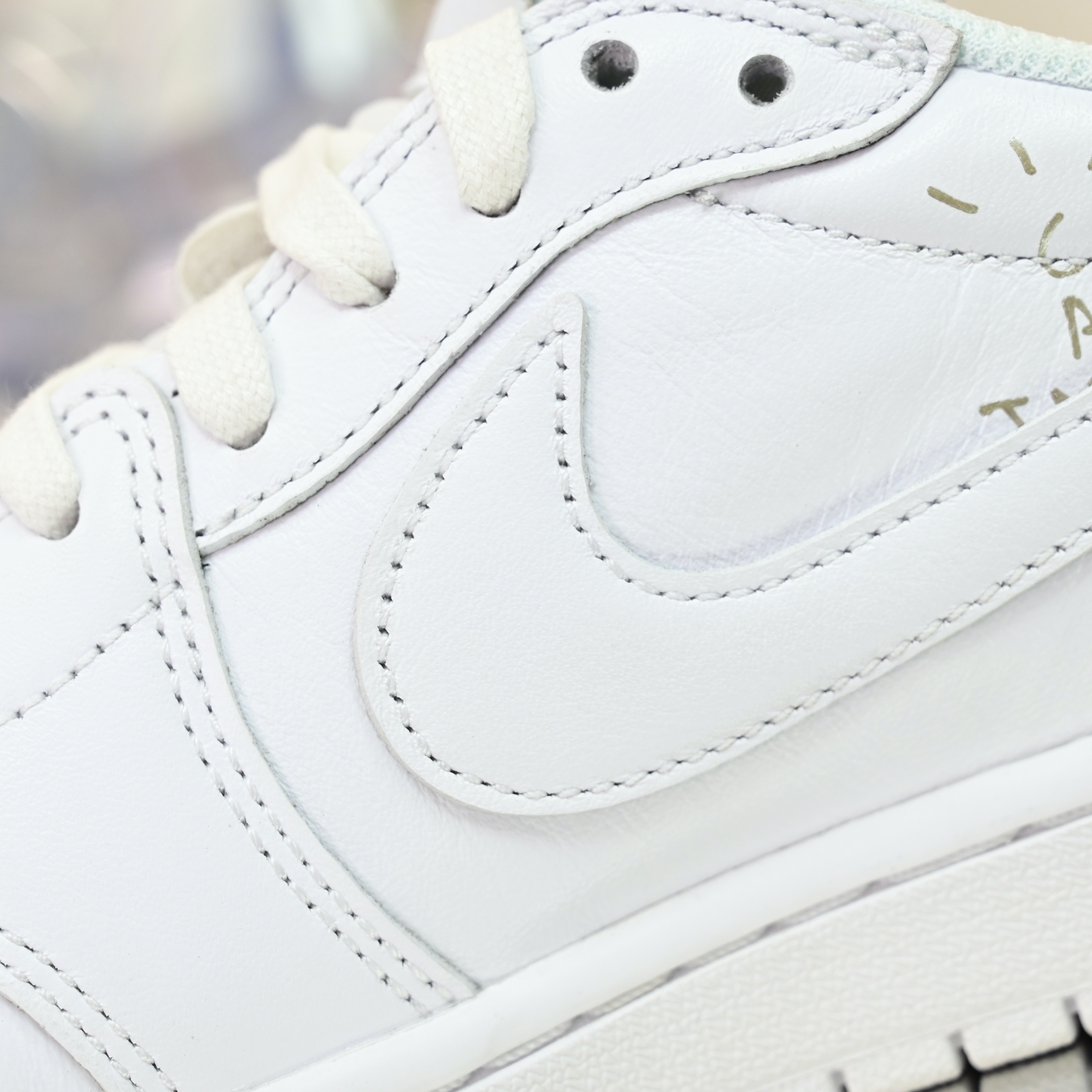 Travis Scott  x Air Jordan 1 TD1228-111