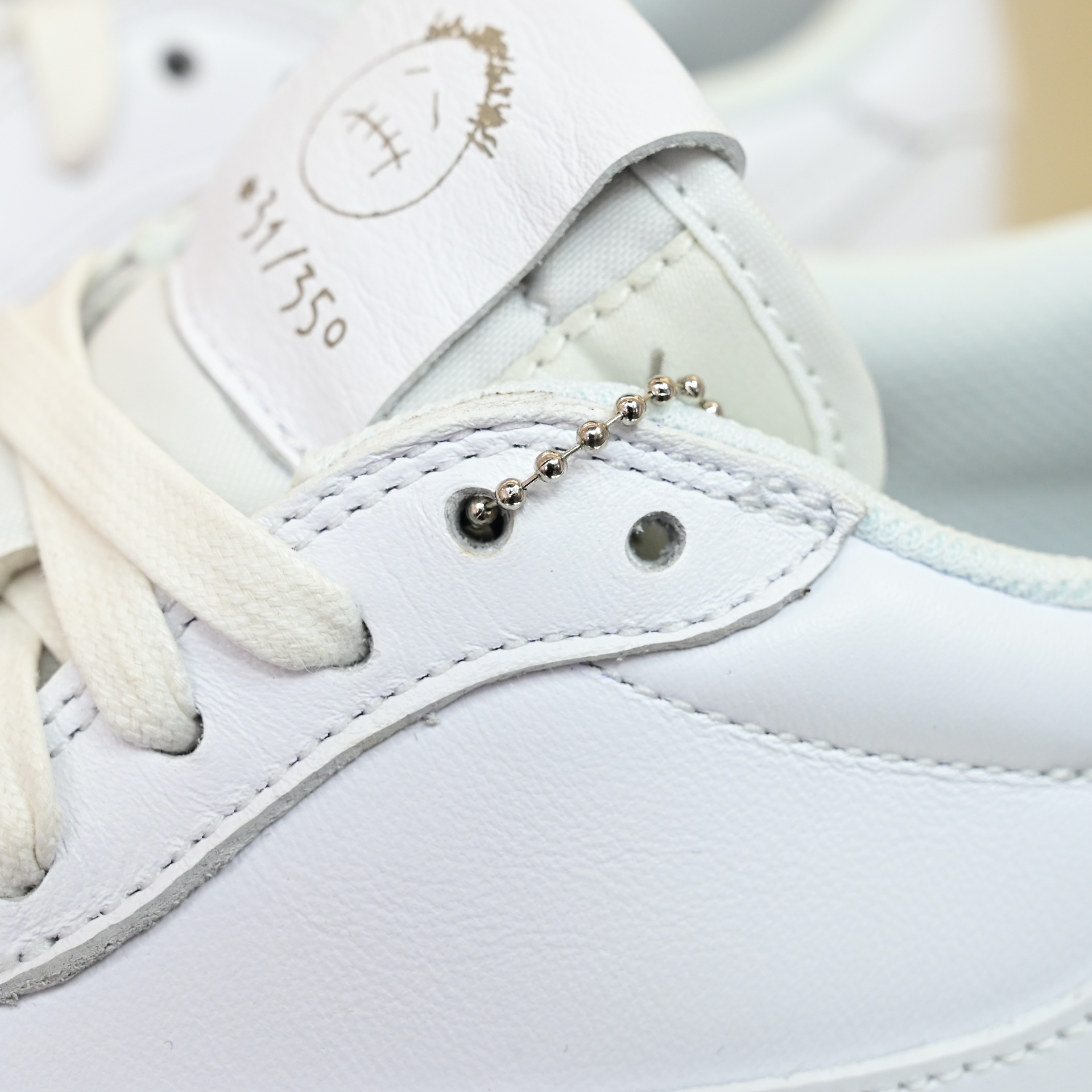 Travis Scott  x Air Jordan 1 TD1228-111