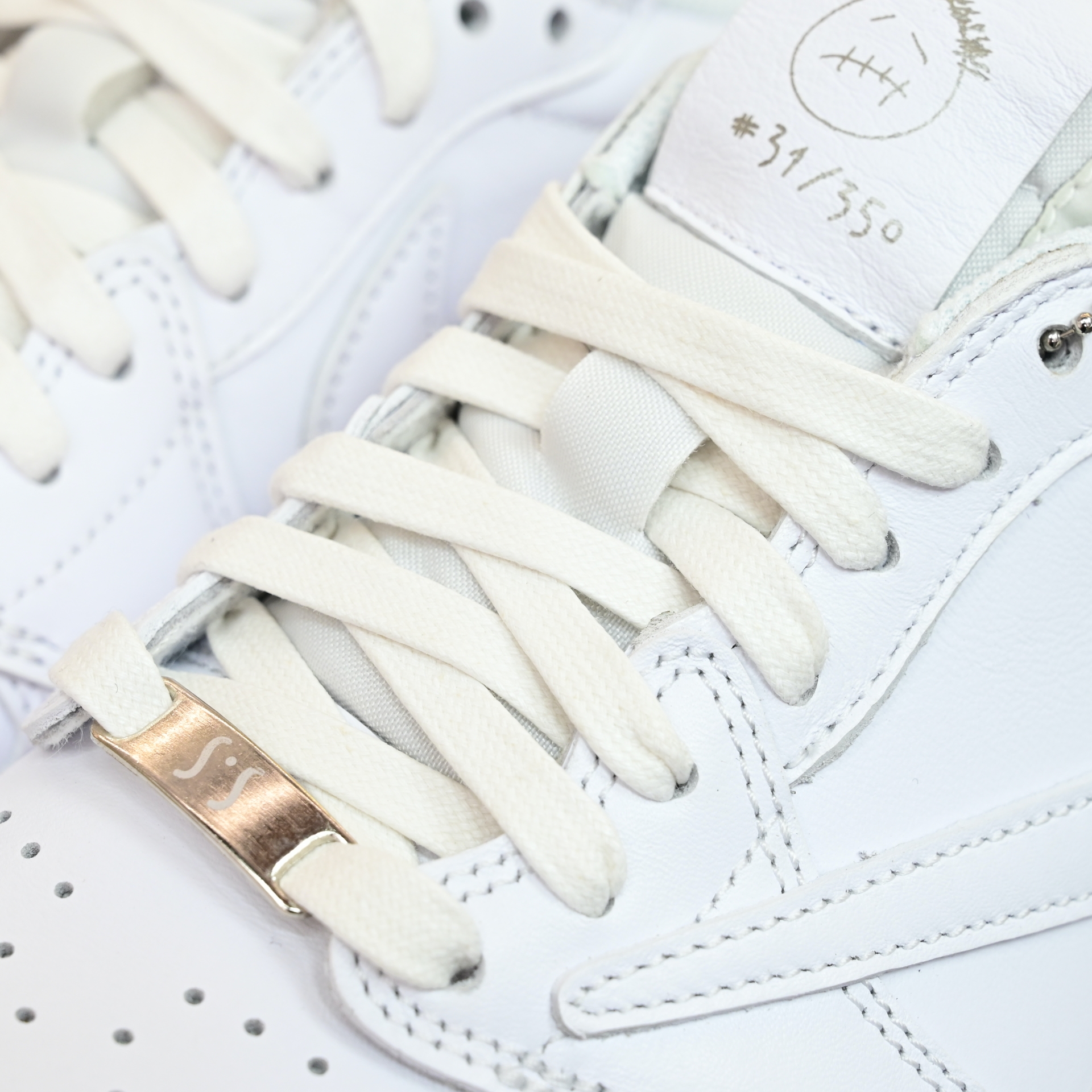 Travis Scott  x Air Jordan 1 TD1228-111