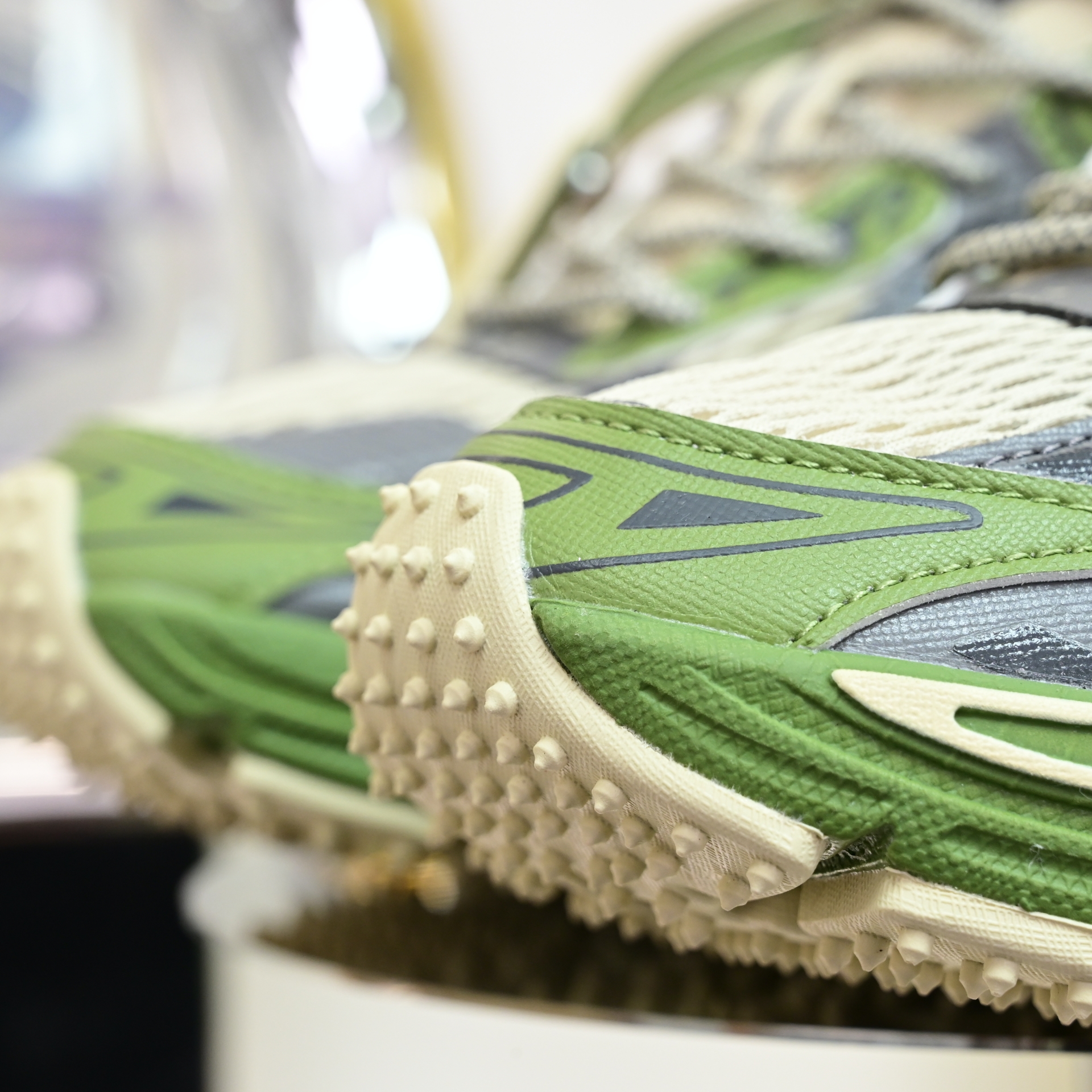 OFF-WHITE BE RIGHT BACK