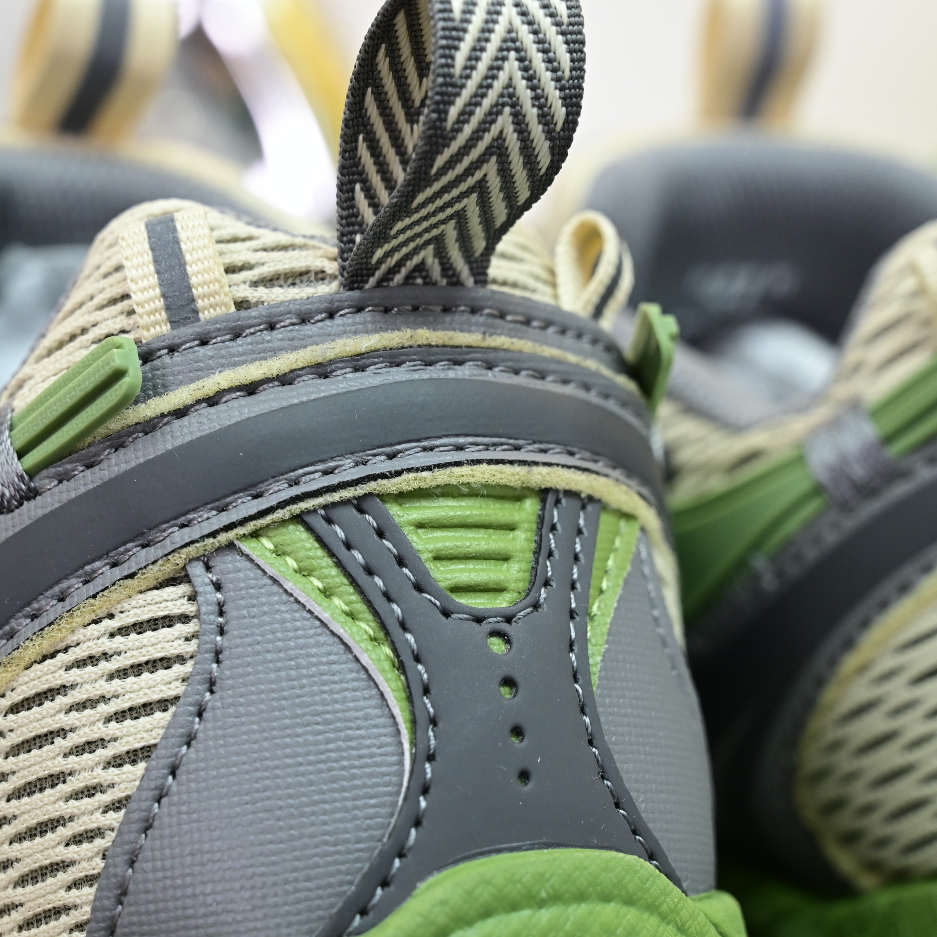 OFF-WHITE BE RIGHT BACK