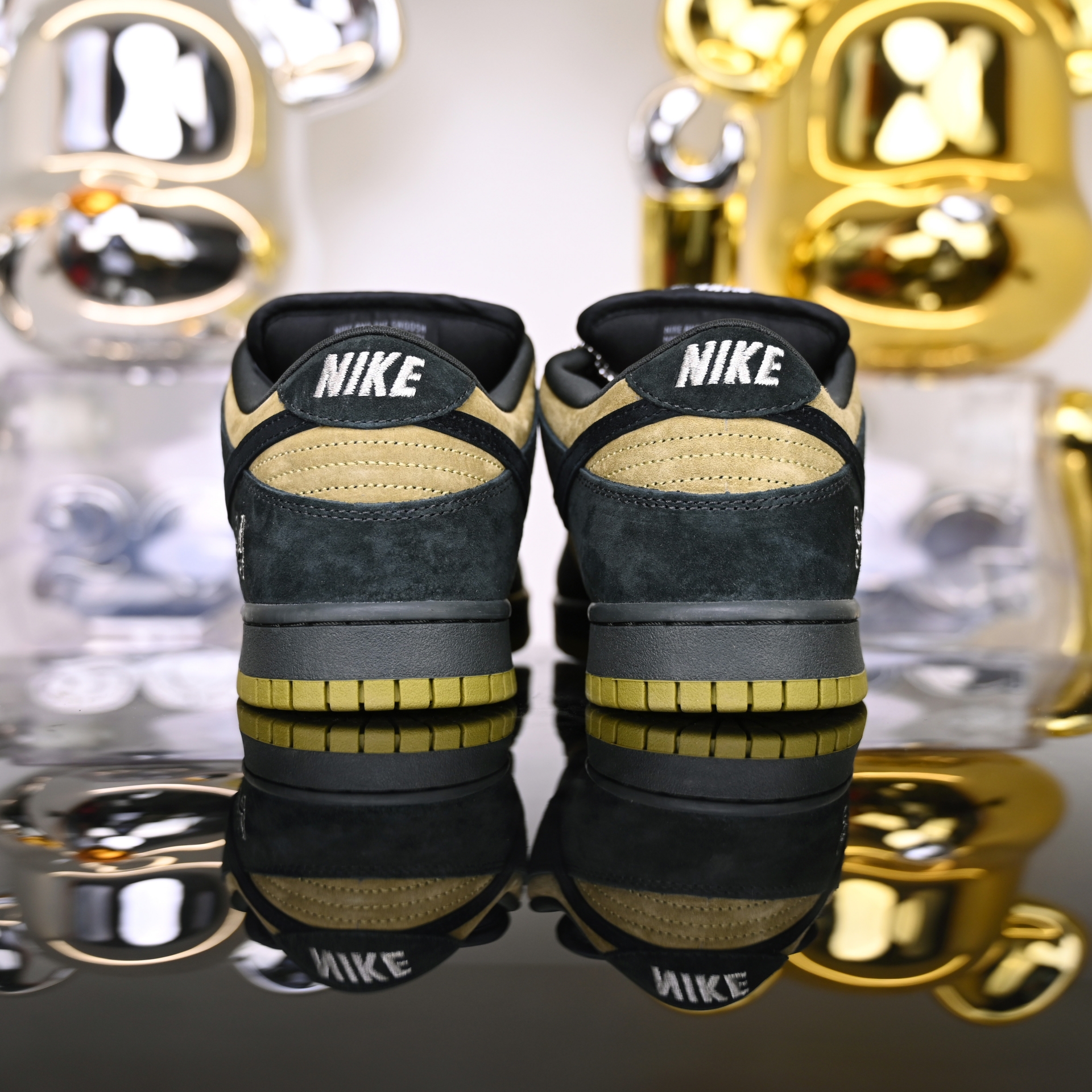 Supreme x Nike Dunk SB Dunk Low HQ8487-300