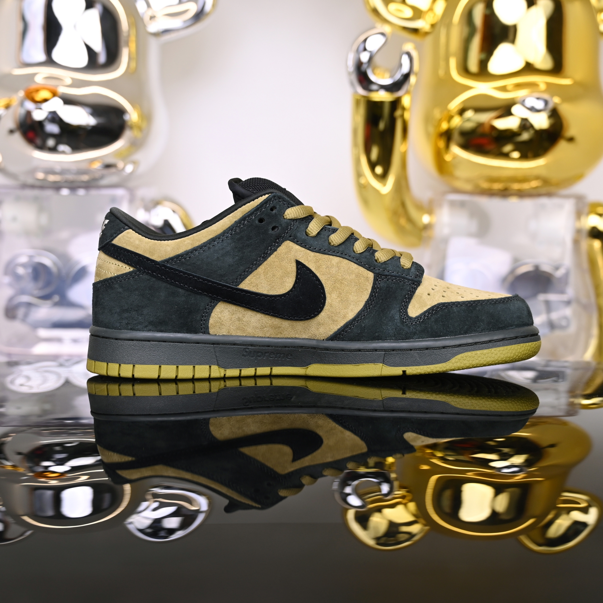 Supreme x Nike Dunk SB Dunk Low HQ8487-300
