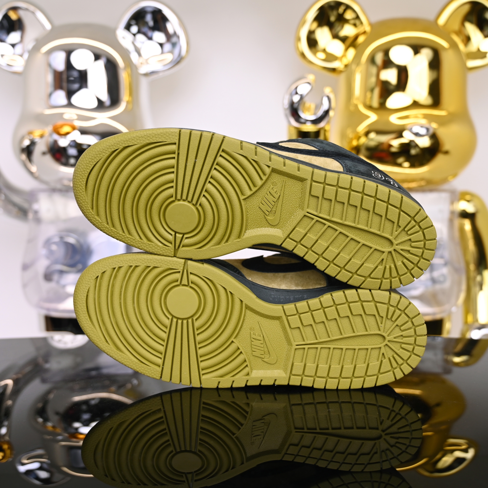 Supreme x Nike Dunk SB Dunk Low HQ8487-300