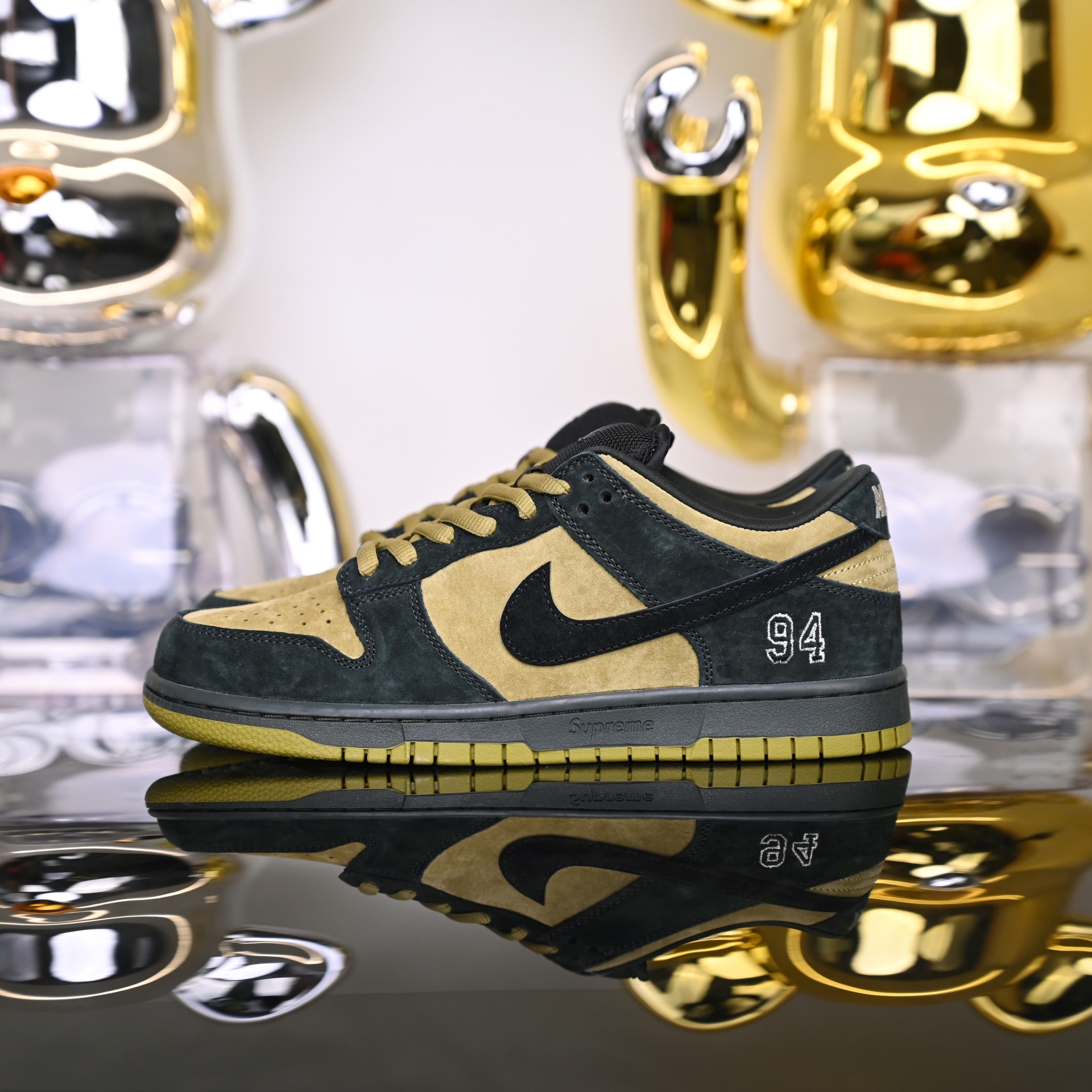 Supreme x Nike Dunk SB Dunk Low HQ8487-300