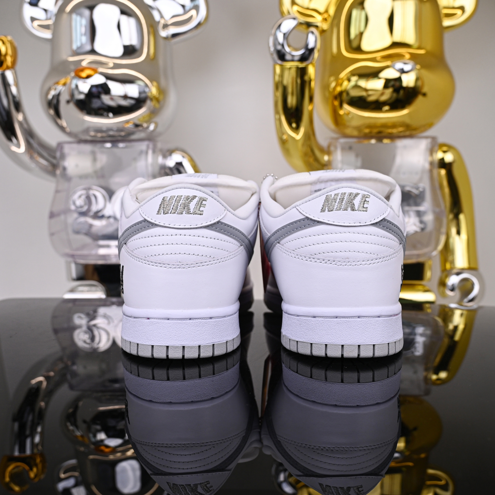 Supreme x Nike Dunk SB Low HQ8487-100