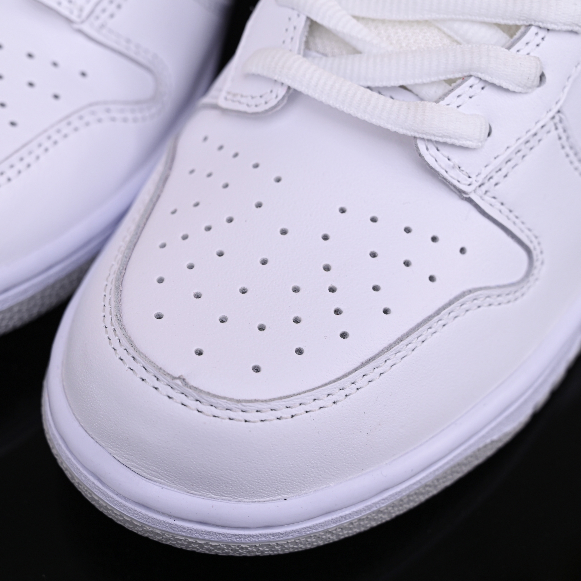 Supreme x Nike Dunk SB Low HQ8487-100