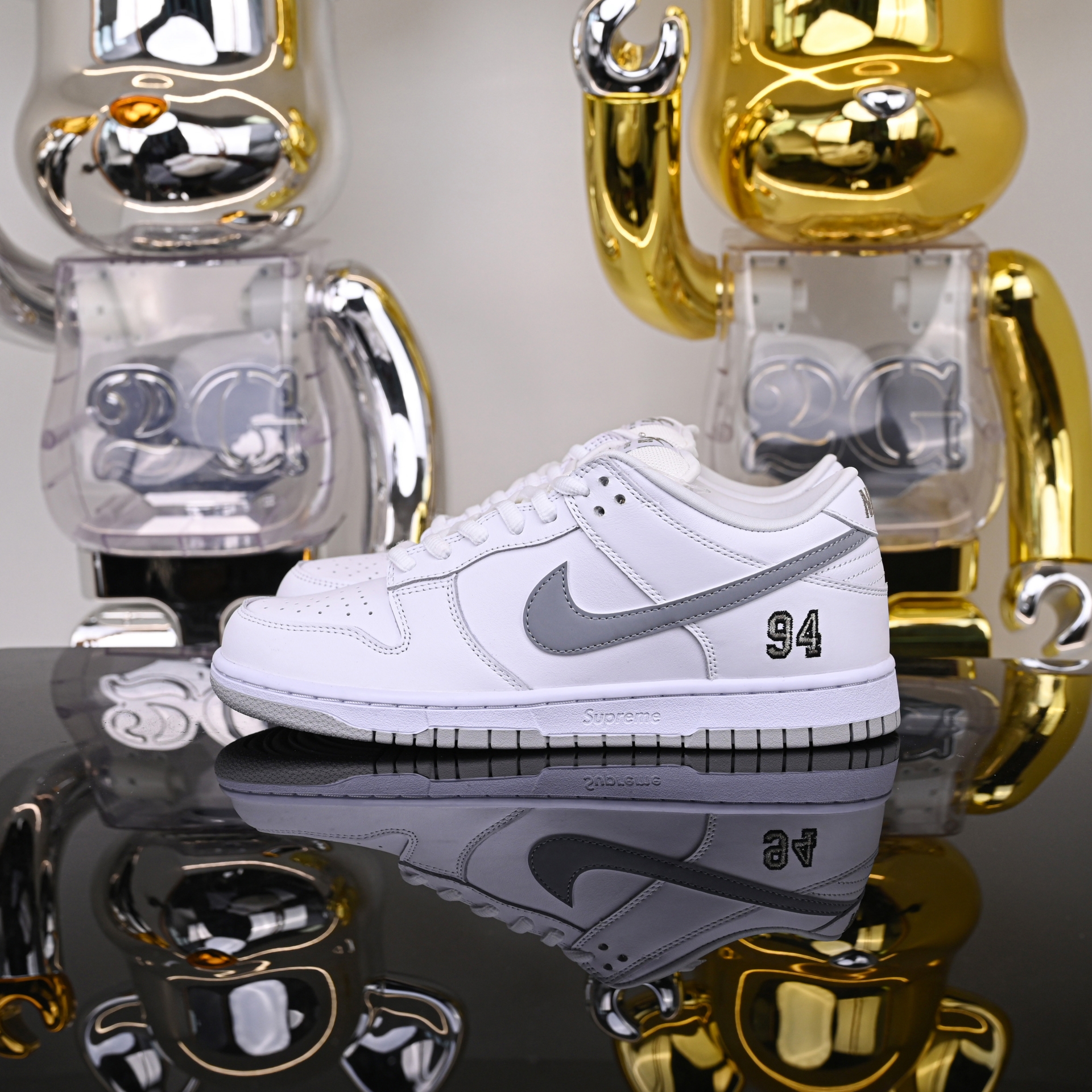 Supreme x Nike Dunk SB Low HQ8487-100