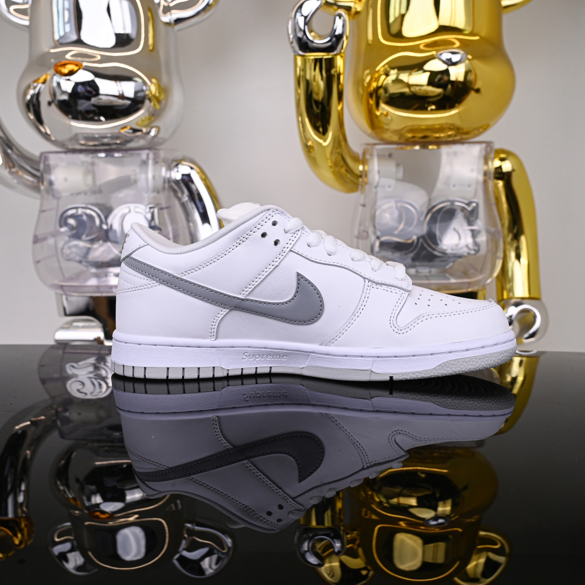 Supreme x Nike Dunk SB Low HQ8487-100