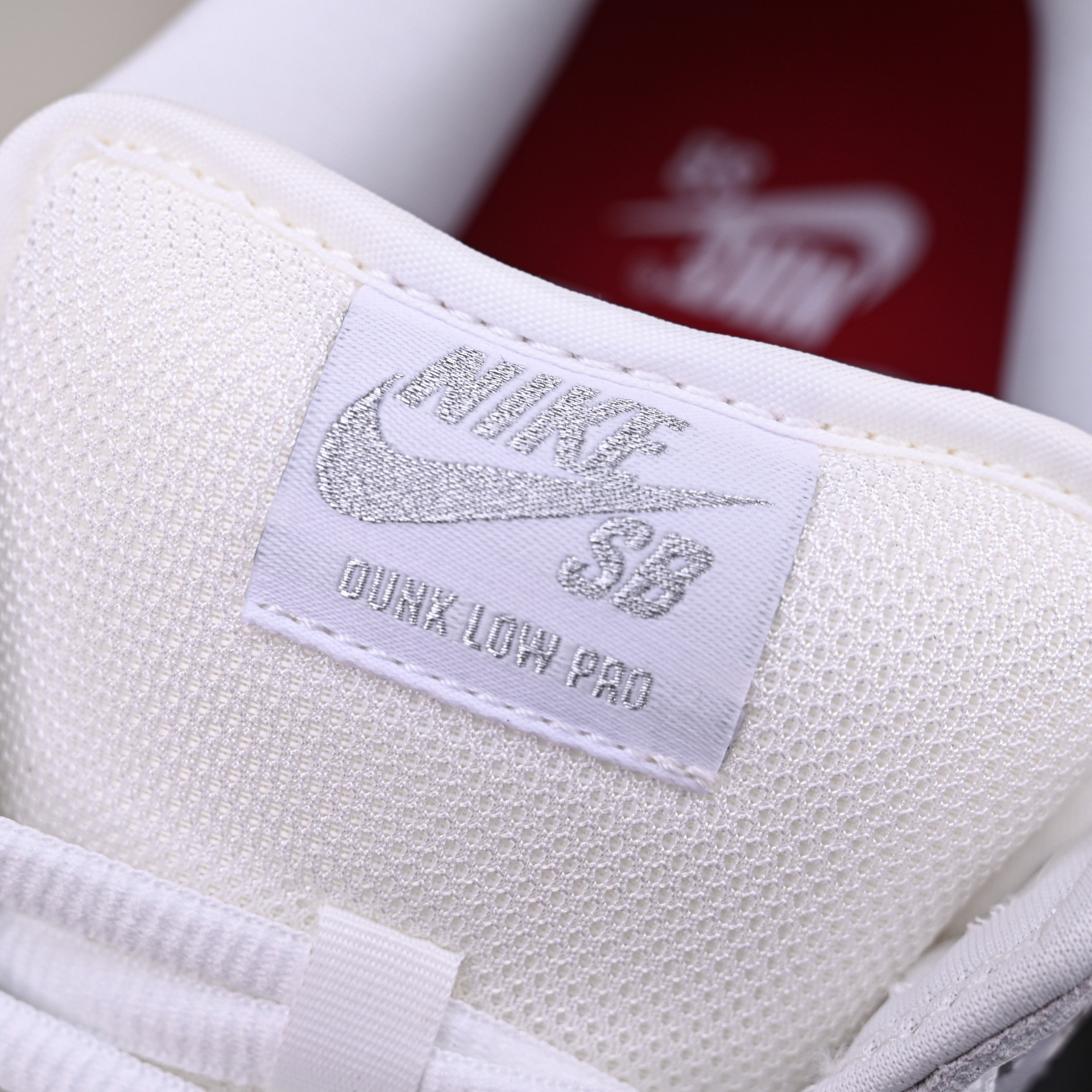 Supreme x Nike Dunk SB Low HQ8487-100