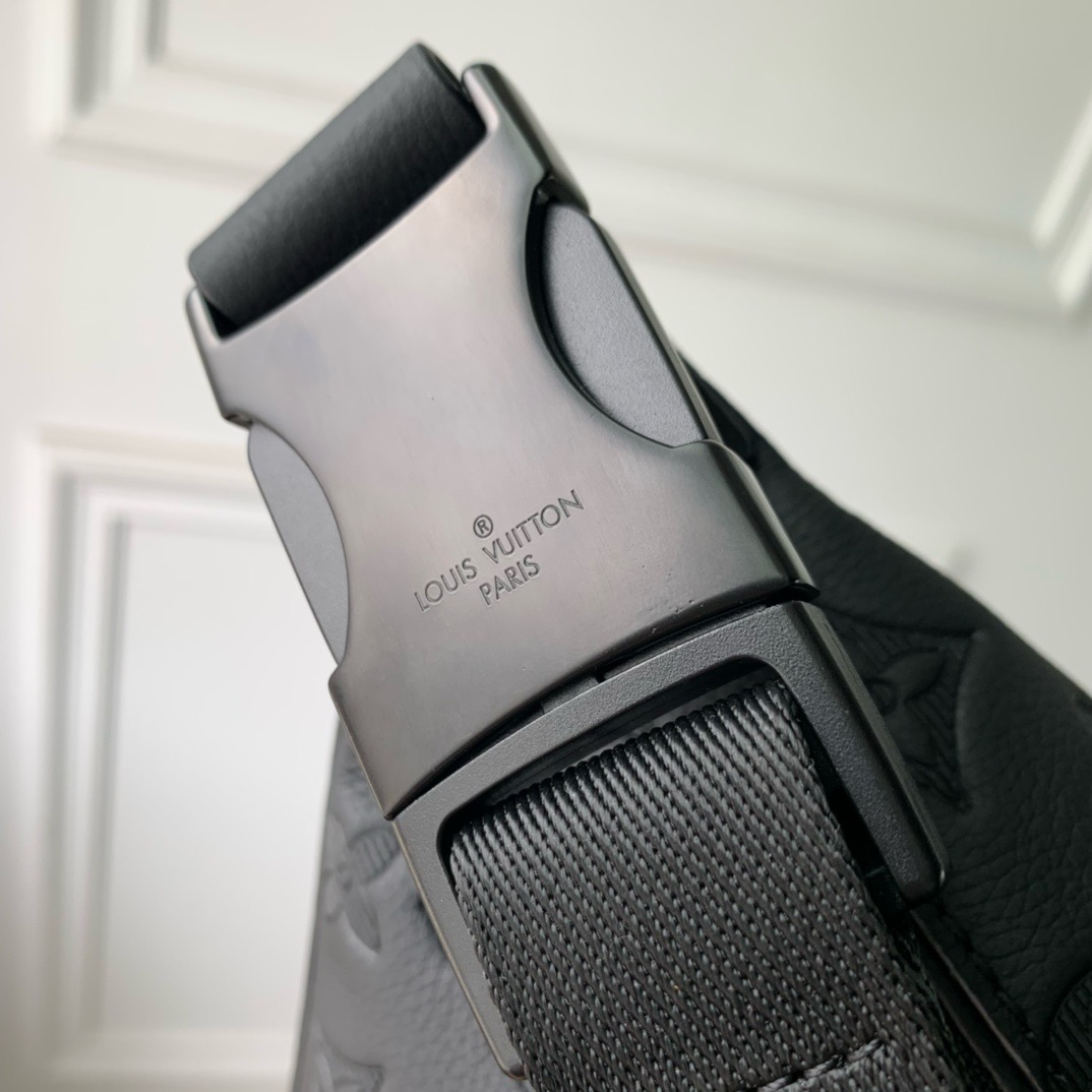 LV Discovery Monogram Shadow M46036