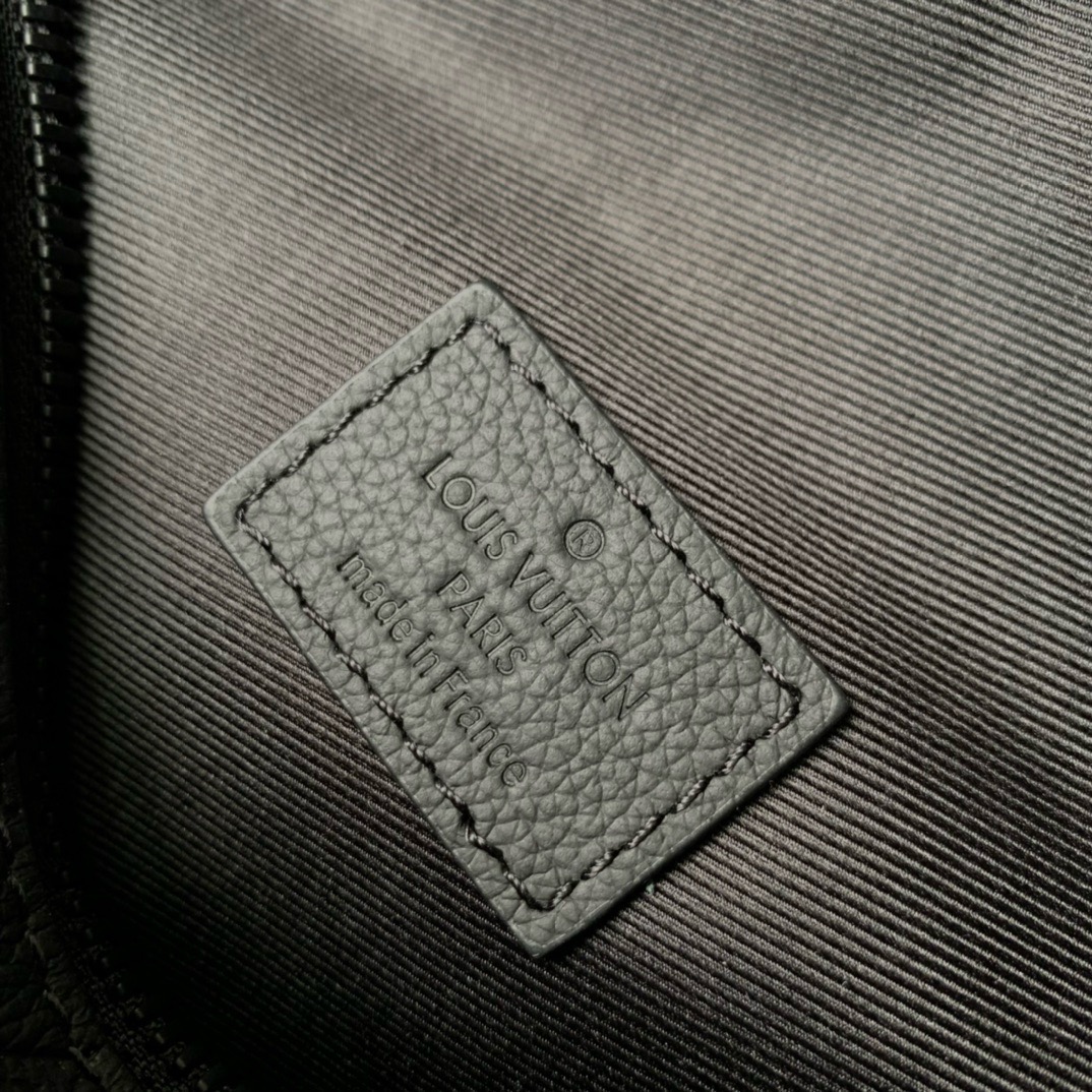 LV Discovery Monogram Shadow M46036