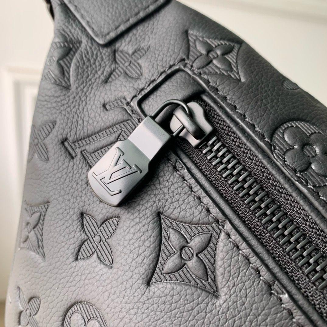 LV Discovery Monogram Shadow M46036